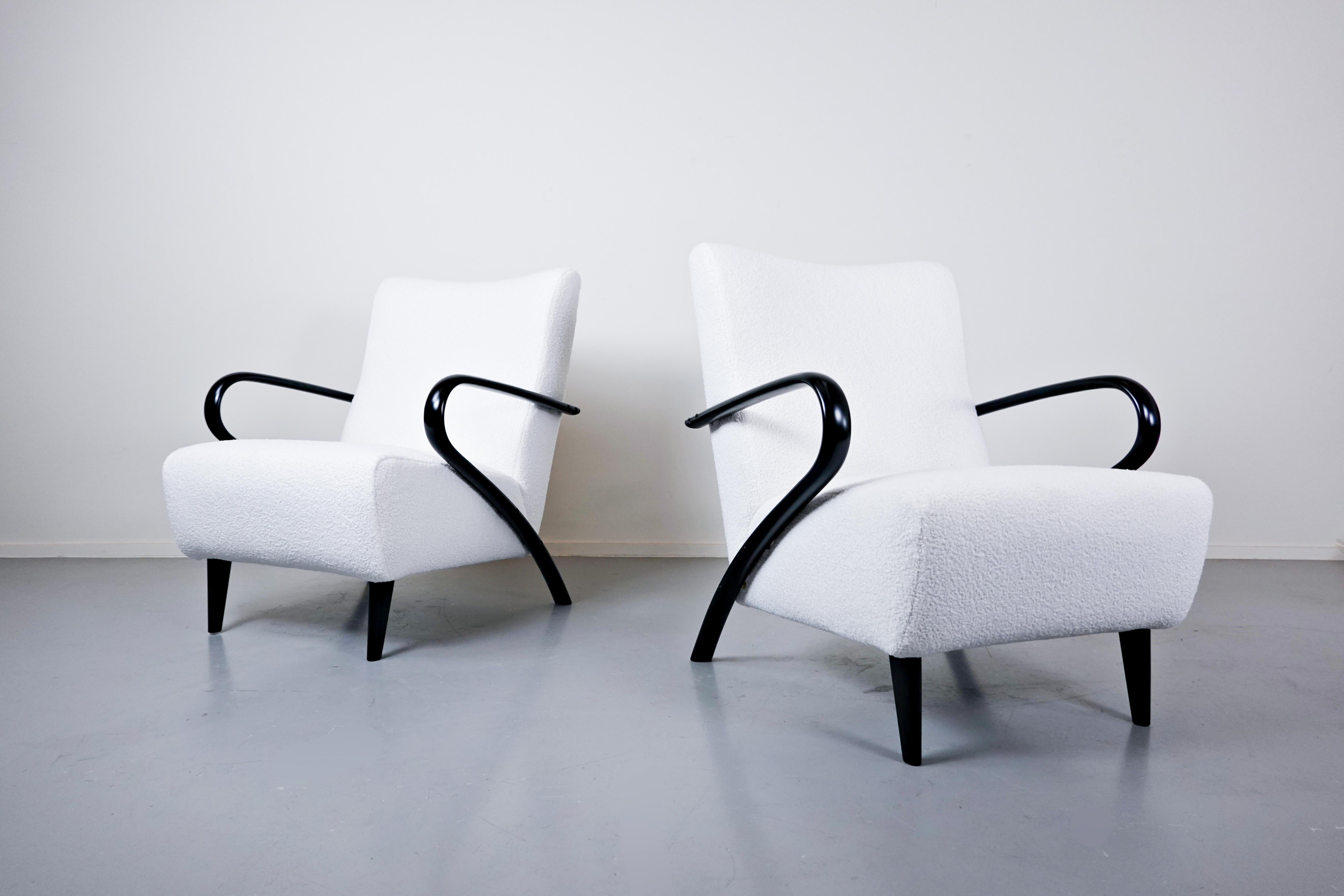 Pair of White Mid-Century Modern Italian Armchairs, 1950s, New Upholstery In Good Condition In Brussels, BE