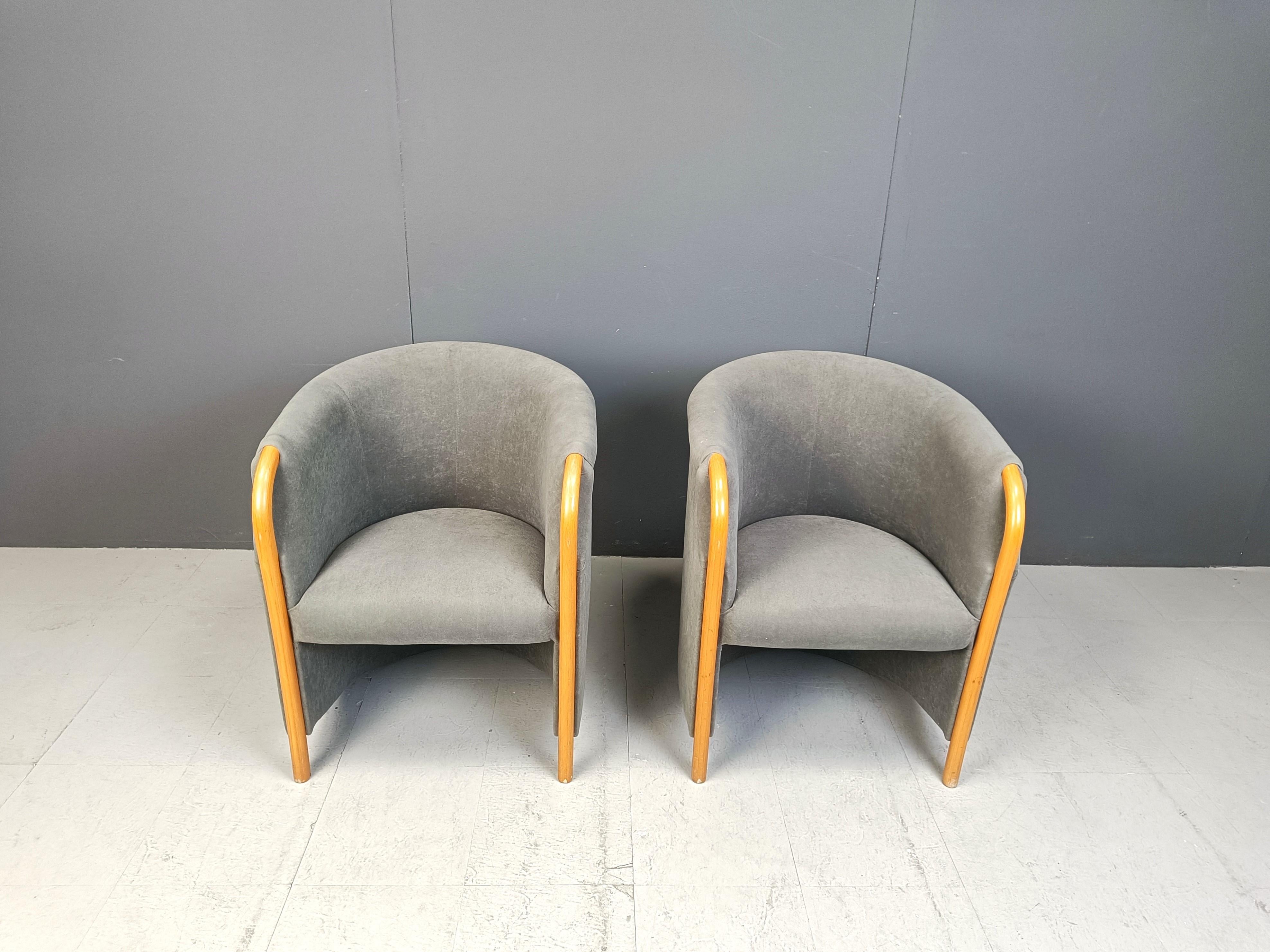 Pareja vintage de elegantes sillones al estilo de los muebles Giorgetti.

De tela gris y reposabrazos y patas de madera curvada.

Diseño elegante y atemporal

Muy buen estado

años 80 - Italia

Dimensiones:
Altura: 78 cm
Anchura: 60 cm
Profundidad: