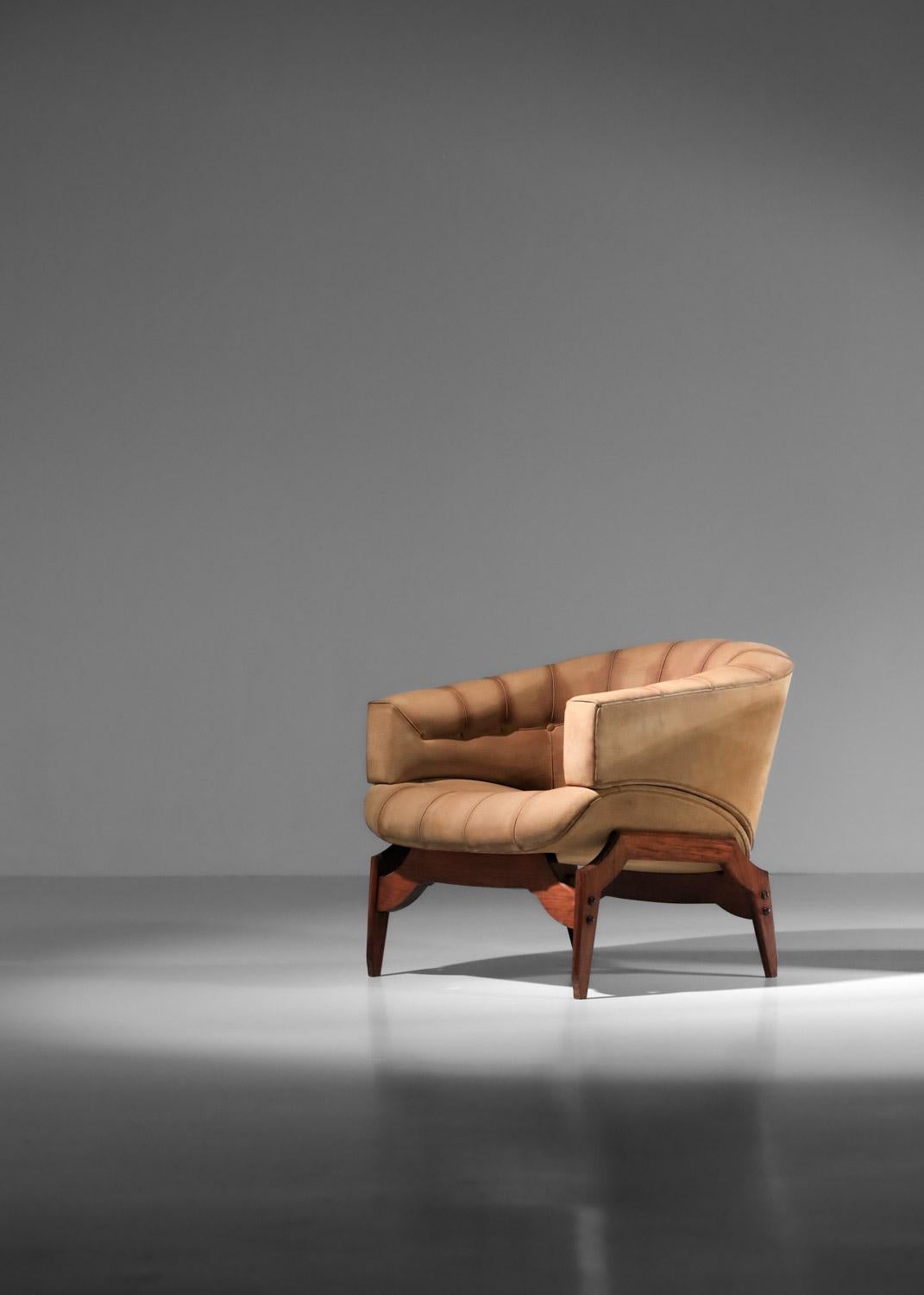 Paire de fauteuils italiens attribués à Ico Parisi en cuir et bois massif en vente 4