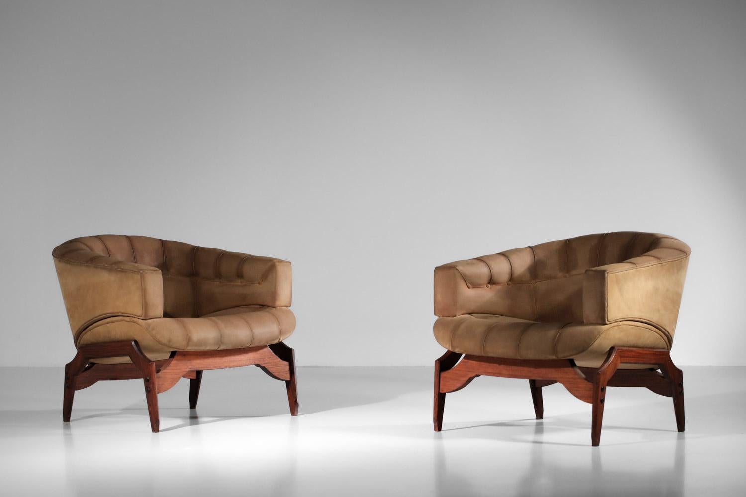 Paire de fauteuils italiens attribués à Ico Parisi en cuir et bois massif en vente 10