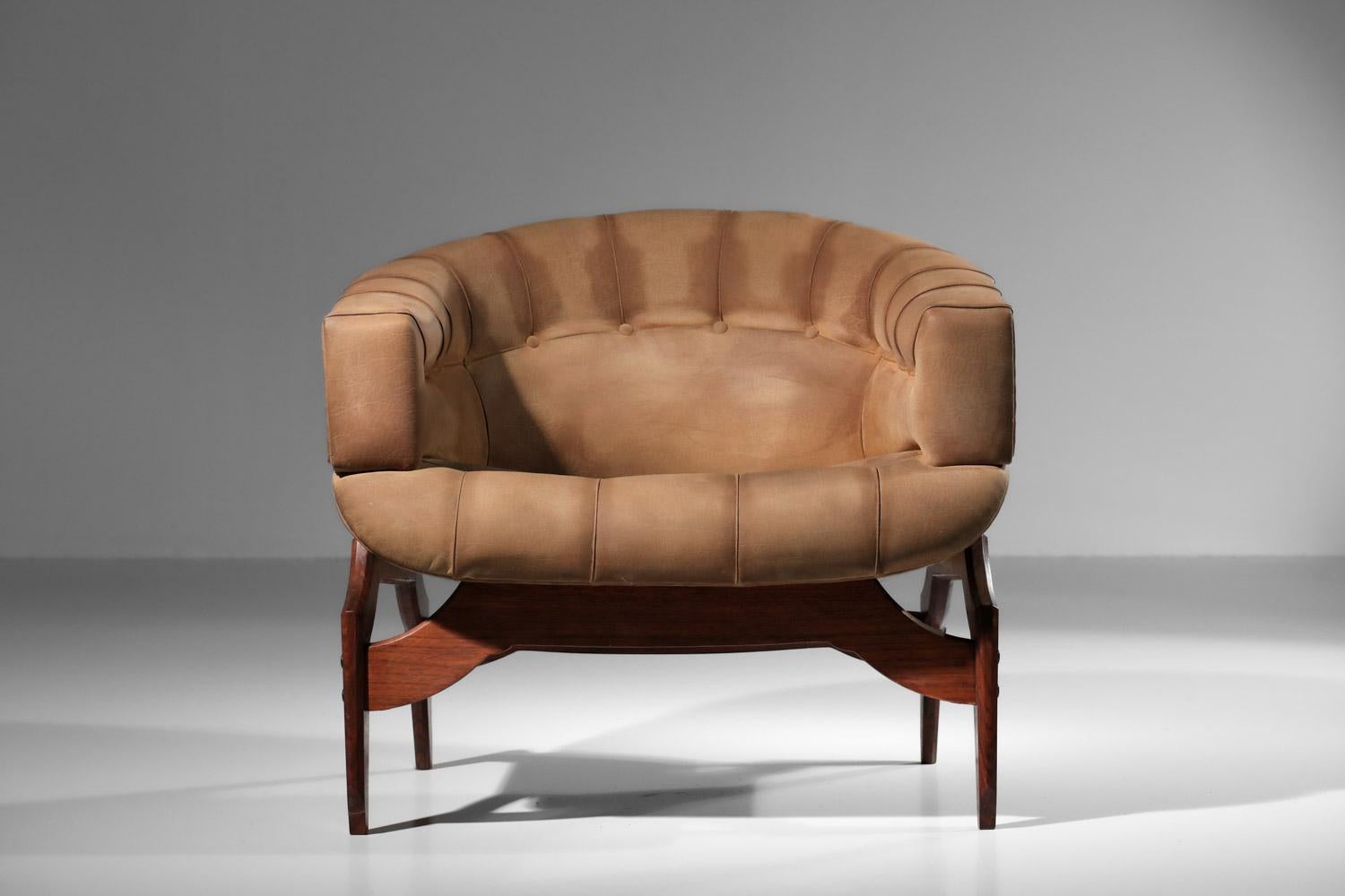 Paire de fauteuils des années 60 attribués au designer italien Ico Parisi. Structure en bois massif et plaqué, assise et dossier en croûte de cuir marron (d'origine). Design/One sobre et élégant. Très bel état vintage, avec des traces d'utilisation