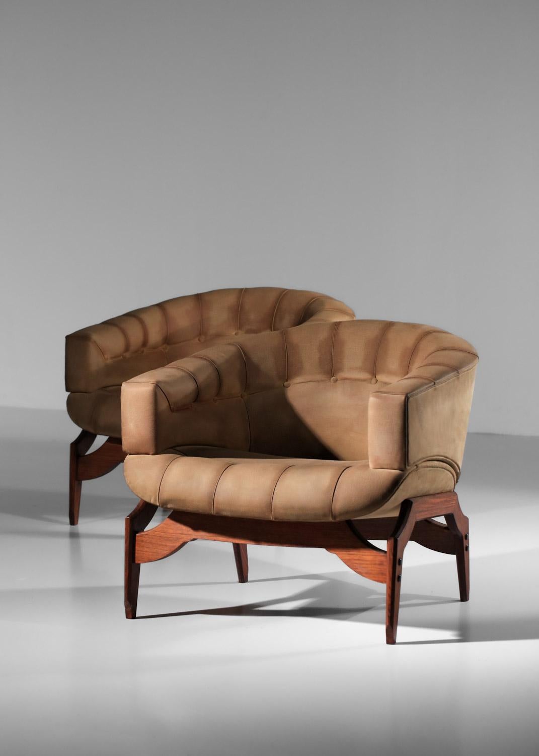 Paire de fauteuils italiens attribués à Ico Parisi en cuir et bois massif Bon état - En vente à Ternay, Auvergne-Rhône-Alpes