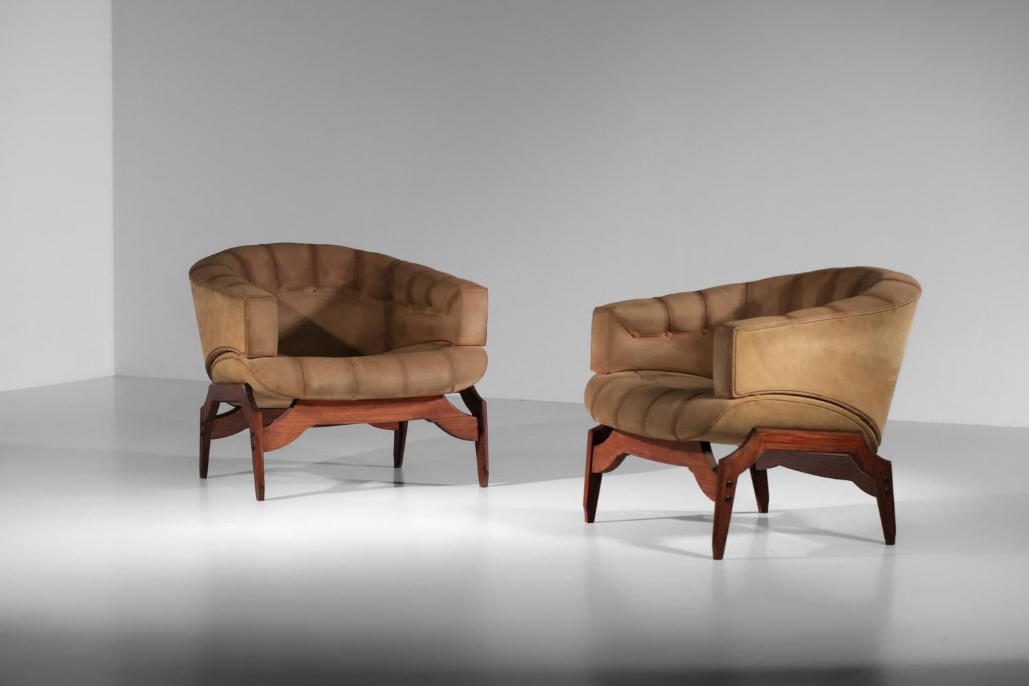 Cuir Paire de fauteuils italiens attribués à Ico Parisi en cuir et bois massif en vente