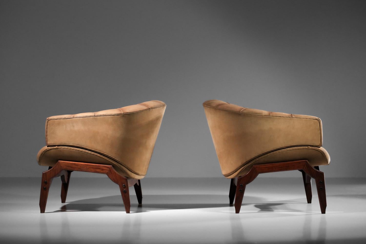 Paire de fauteuils italiens attribués à Ico Parisi en cuir et bois massif en vente 3