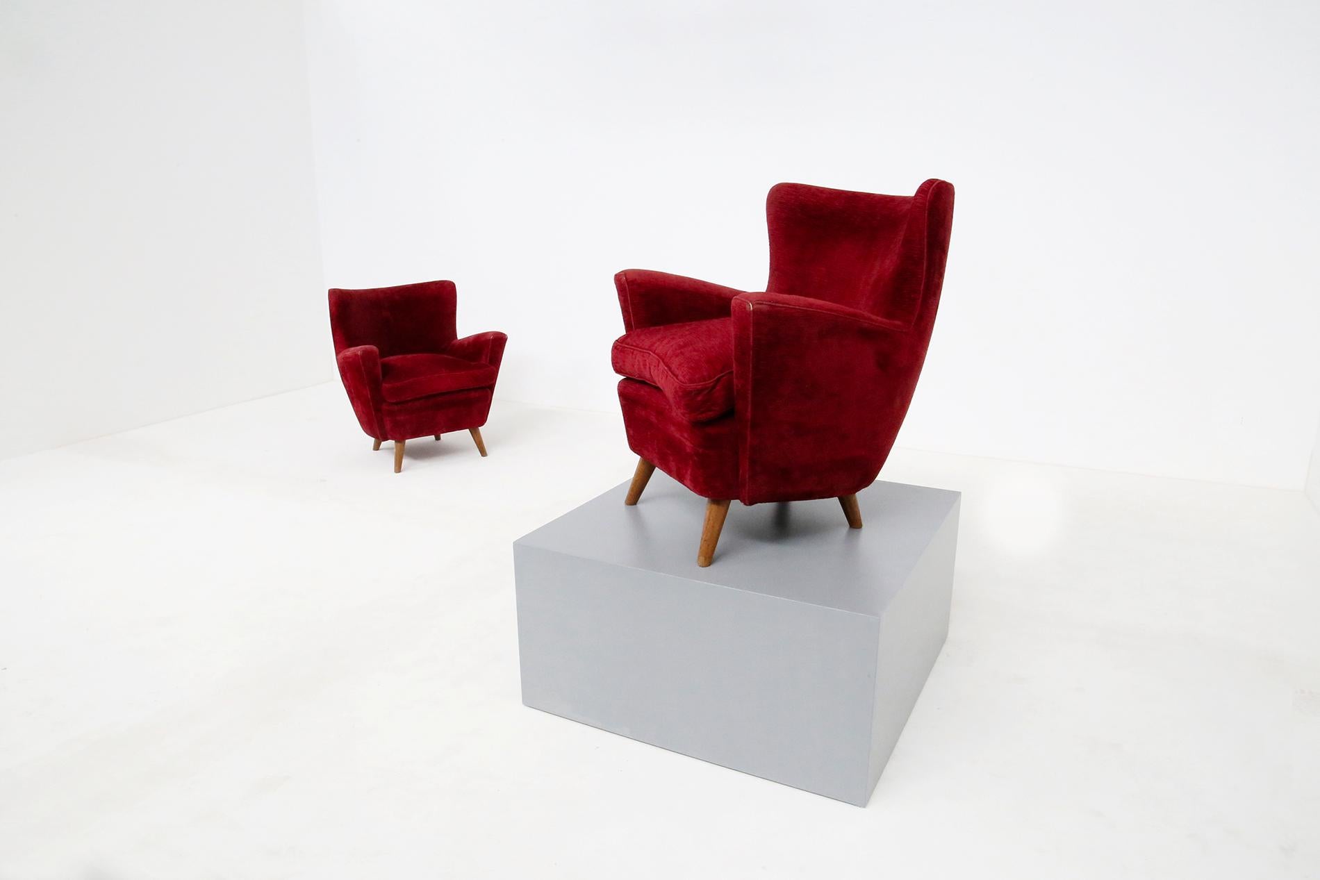 Pair of Italian armchairs attributed to Melchiorre Bega in Bordeaux velvet, 1950s. The pair of armchairs presents its original fabric from the 1950s, in burgundy color. Its fabric is in excellent condition presents only a slight erosion of the