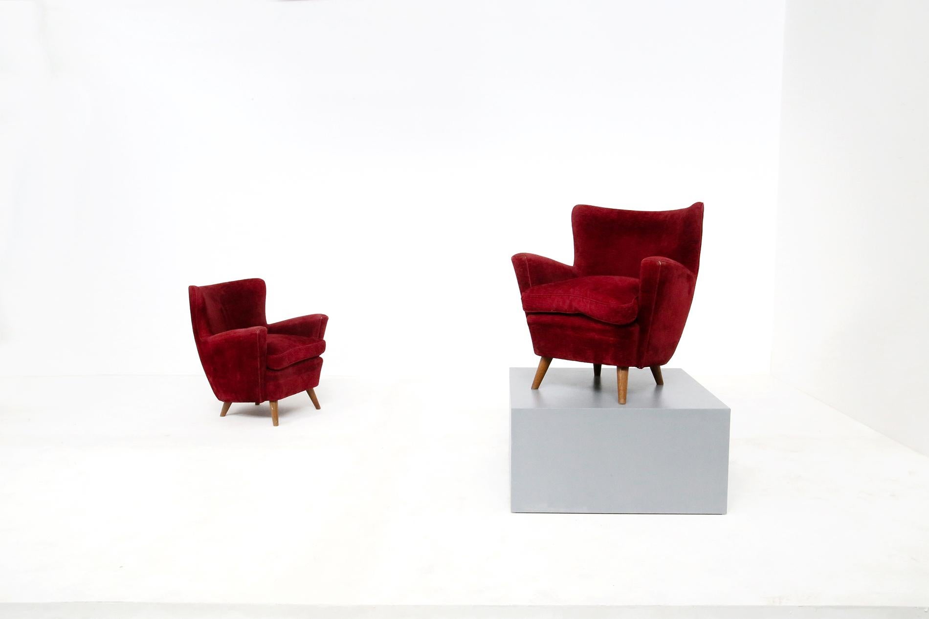 Pair of Italian Armchairs Attributed to Melchiorre Bega in Bordeaux Velvet, 1950 In Good Condition In Milano, IT