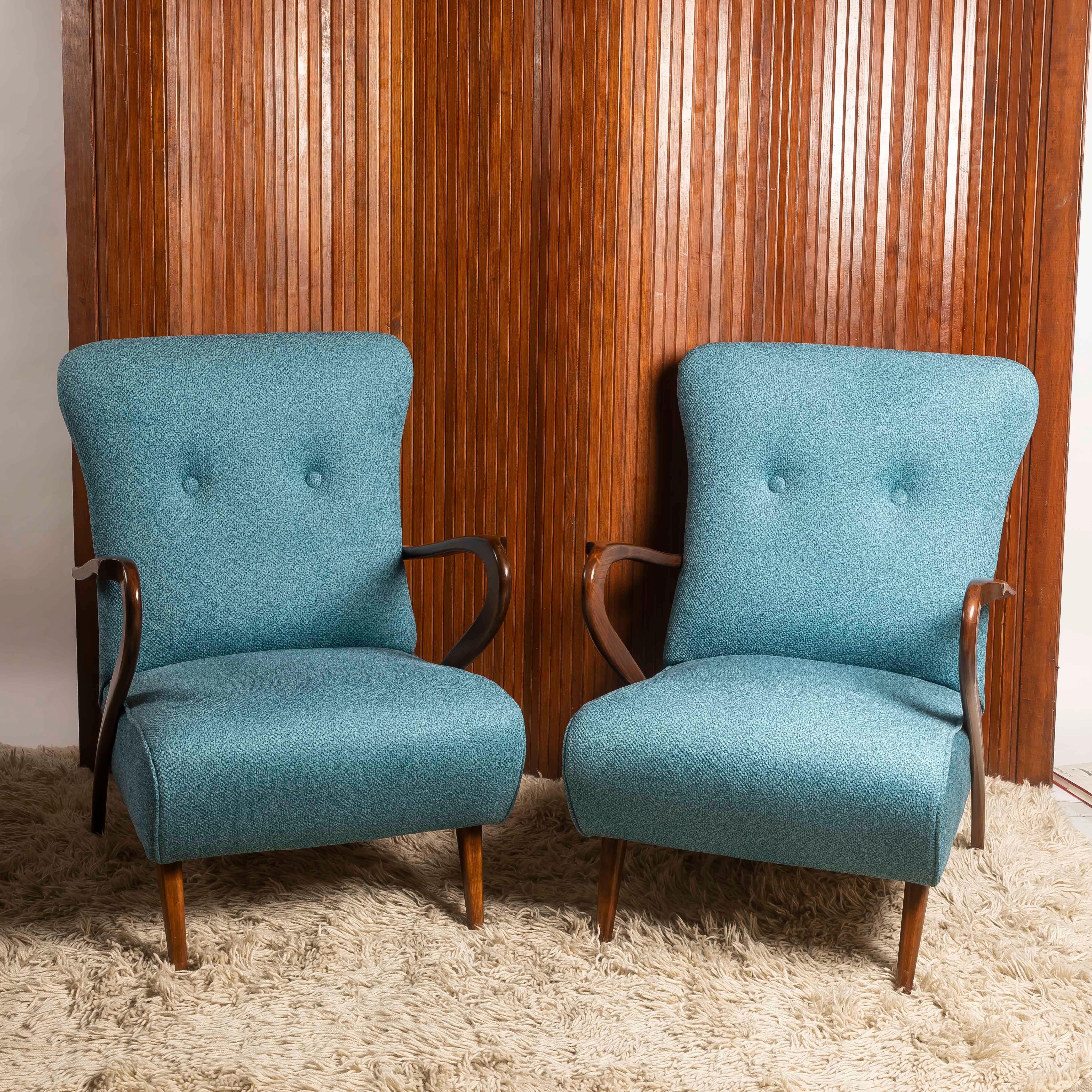 Esta refinada pareja de sillones italianos, atribuidos a Paolo Buffa (1903-1970), encarna la elegancia y la artesanía del diseño italiano de mediados del siglo XX. Realizadas hacia 1950, las sillas presentan brazos escultóricos de madera maciza que