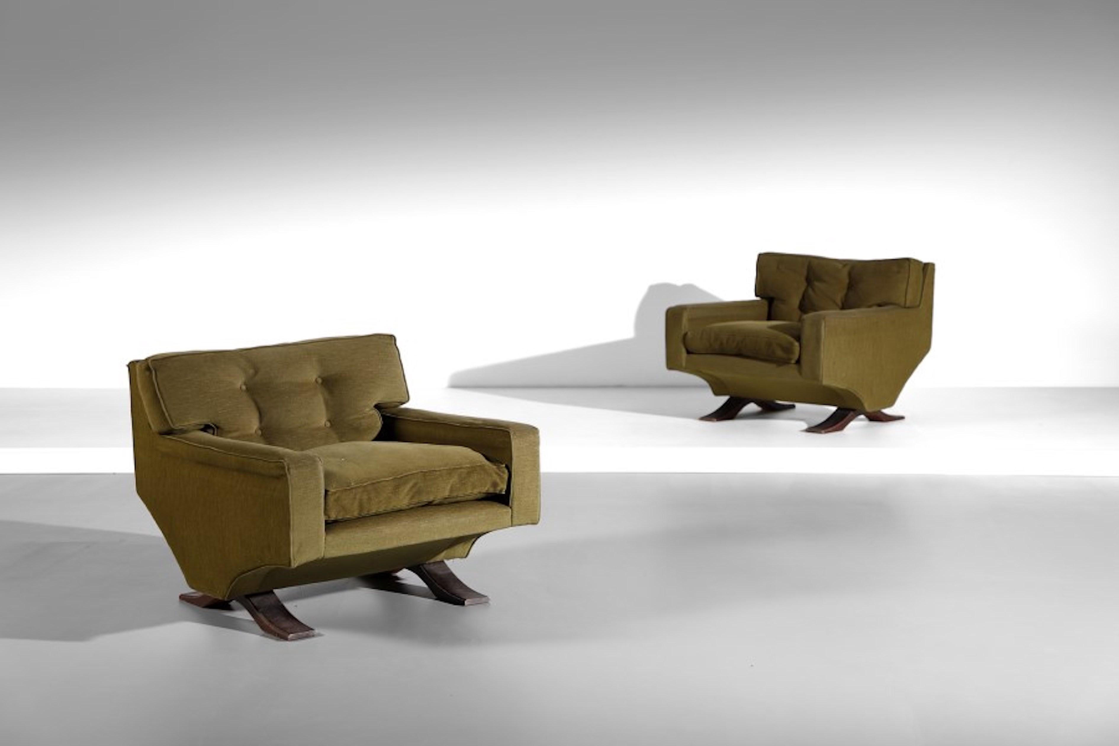 Franz Sartori est surtout connu pour ses sculptures organiques, mais il a également conçu des meubles qui reflétaient son talent de sculpteur. 
 Ces chaises incroyables sont extrêmement confortables et reflètent également les formes organiques pour