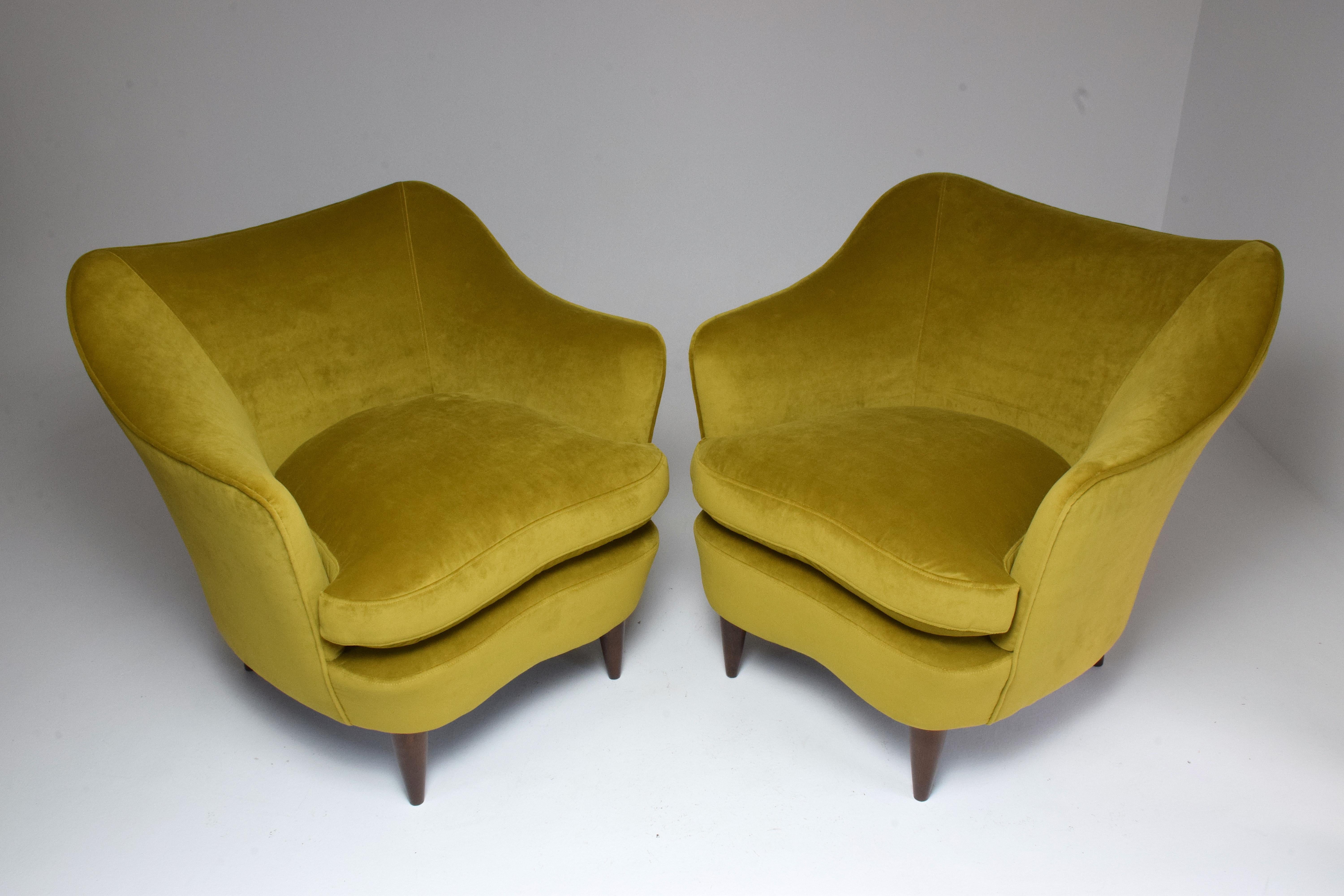 A set of two Italian collectible vintage armchairs designed by Gio Ponti for manufacturing company Casa e Giardino in the late 1930s.
In fully restored condition with new yellow velvet upholstery and removable cushions.
Italy, circa 1930s.