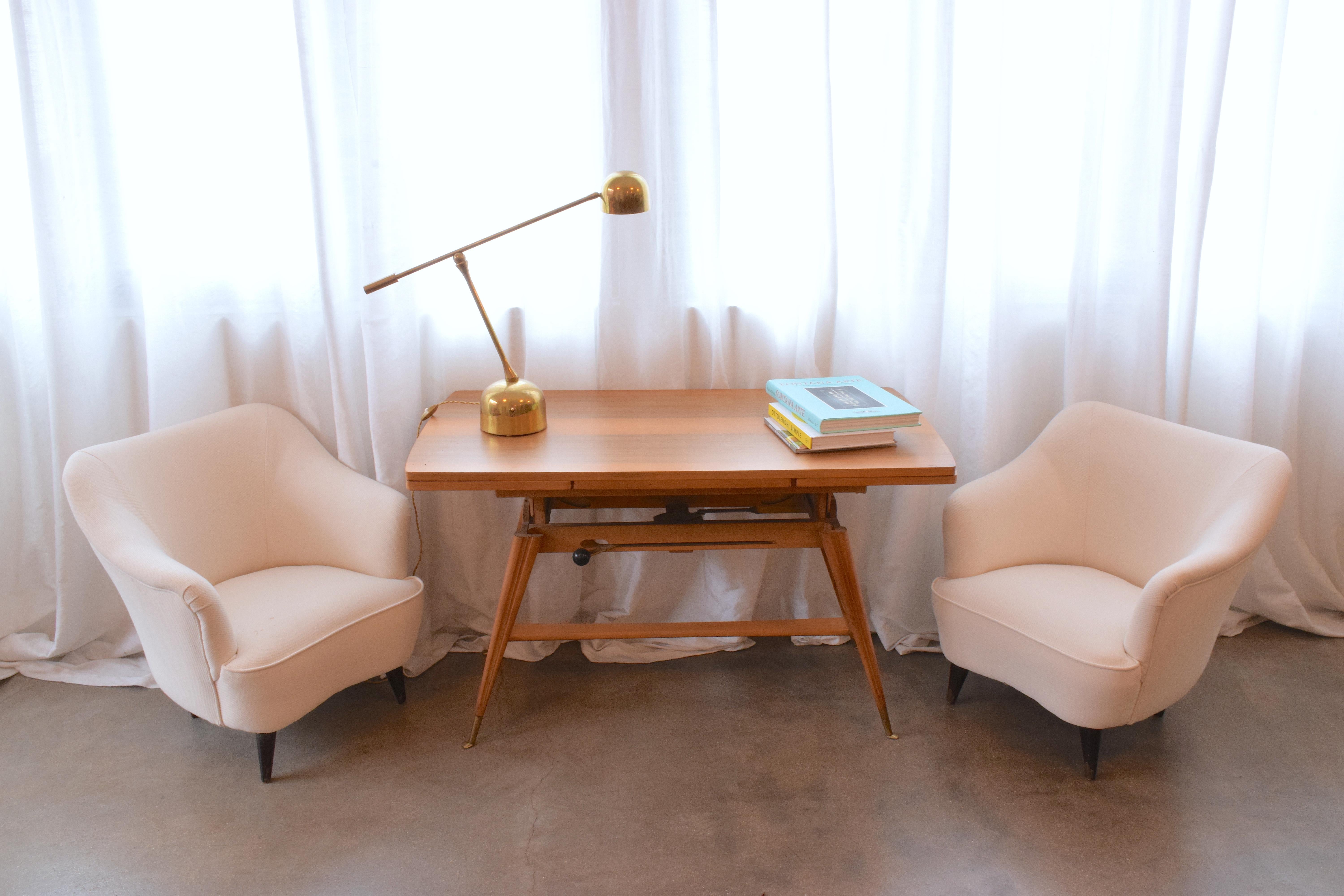 Ein Set aus zwei italienischen Vintage-Sesseln, die Gio Ponti Ende der 1930er Jahre für die Manufaktur Casa e Giardino entworfen hat.
Diese müssen noch restauriert werden. Der Preis beinhaltet eine vollständige Restaurierung mit Stoff nach Wahl.