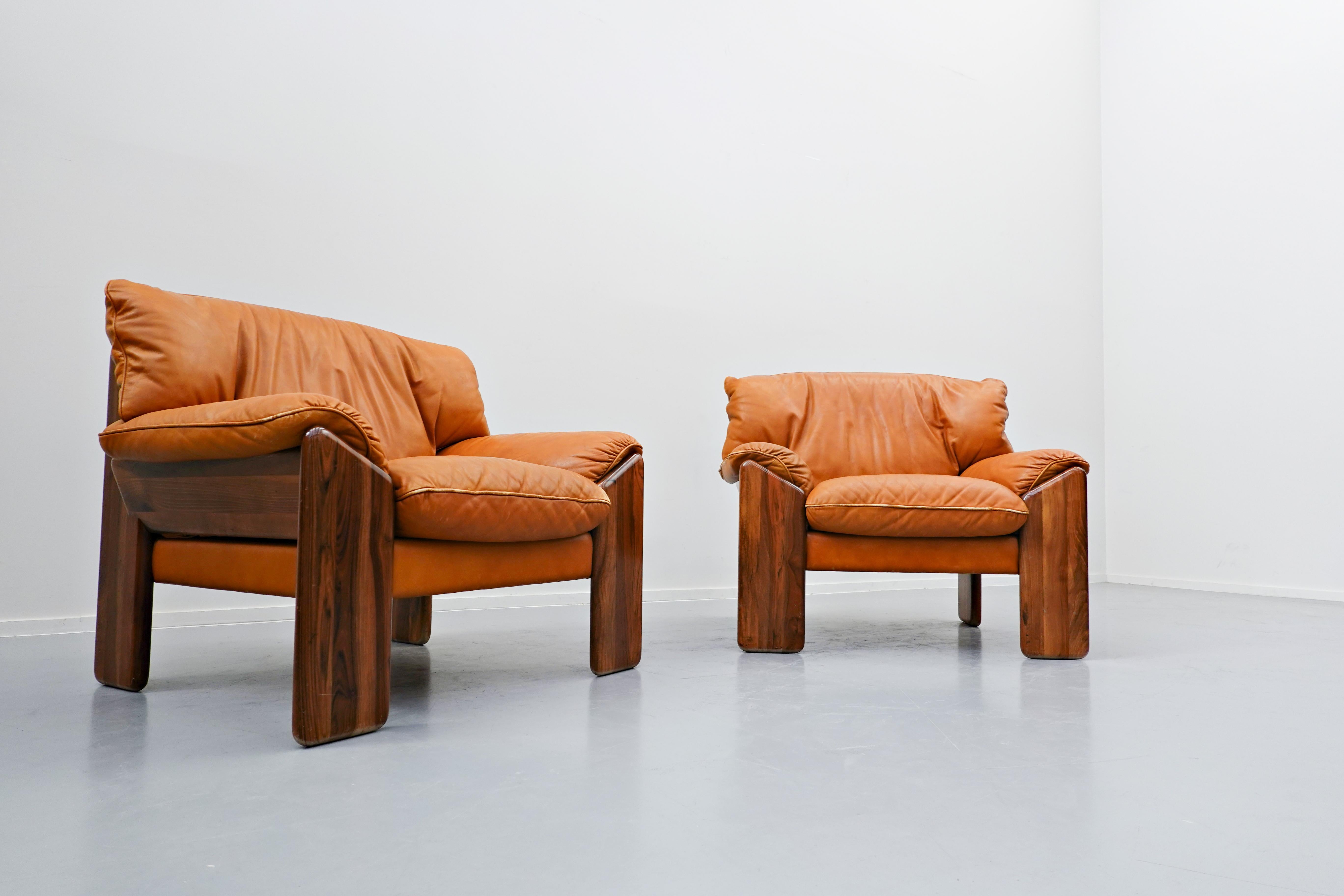Pair of Italian armchairs by Sapporo for Mobil Girgi, 1970s.