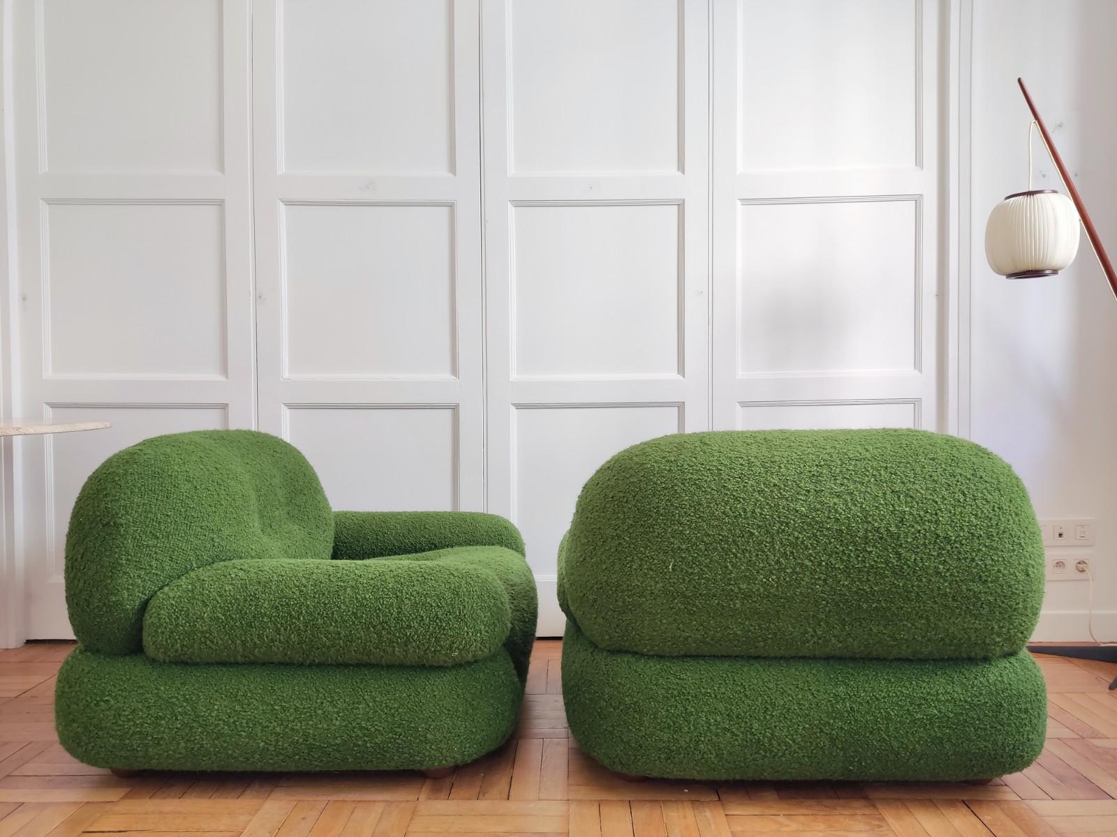 Set of 2 Italian armchairs designed by Sapporo for Mobil Girgi.
These armchairs are completely restored in a green textured fabric from Designers Guild.
Chic and very representative of the glamorous design period of the 1970s in Italy
Extremely