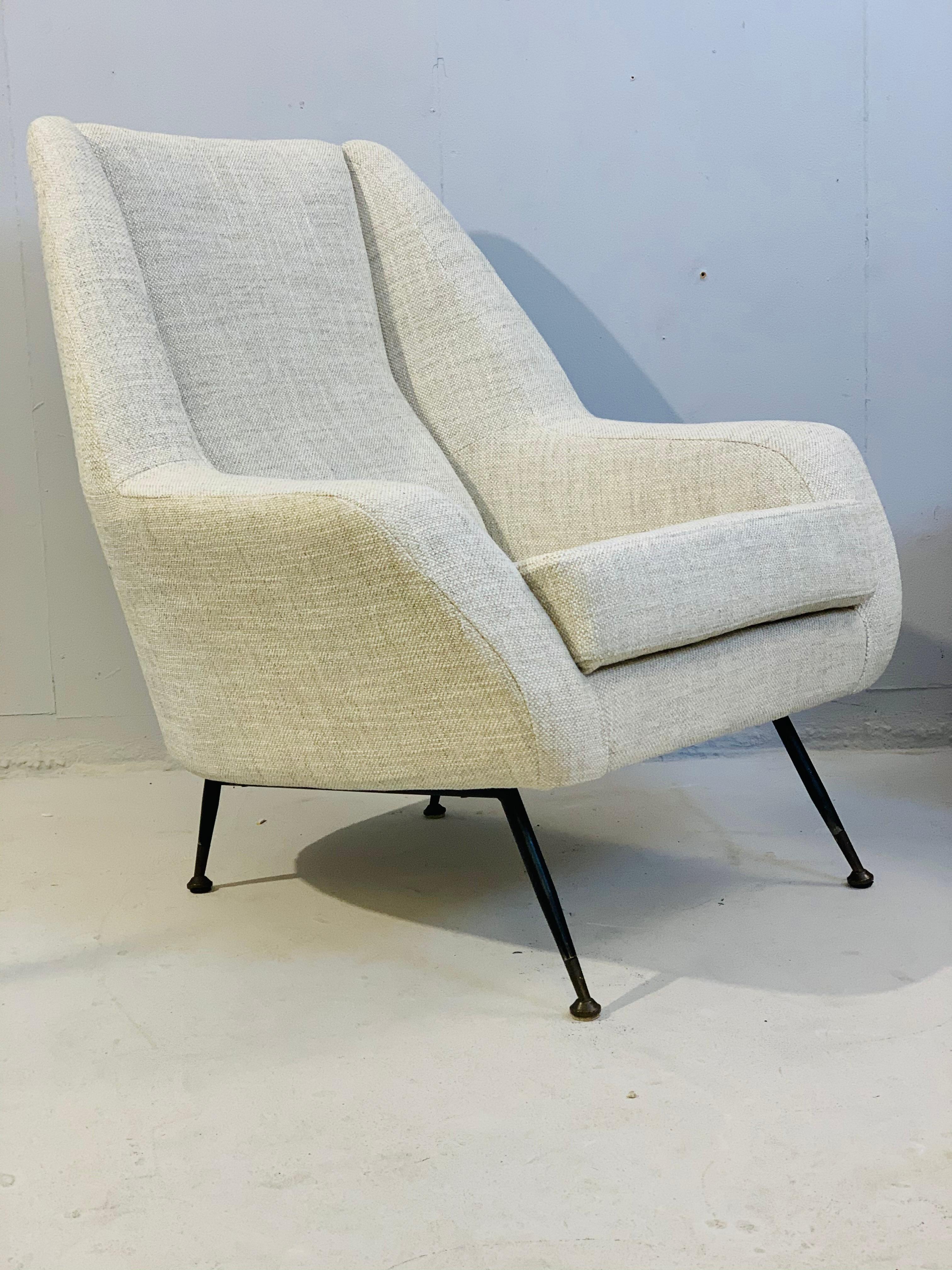 Pair of Mid-Century Modern Italian Armchairs in White Fabric, circa 1950 In Good Condition For Sale In Brussels, BE