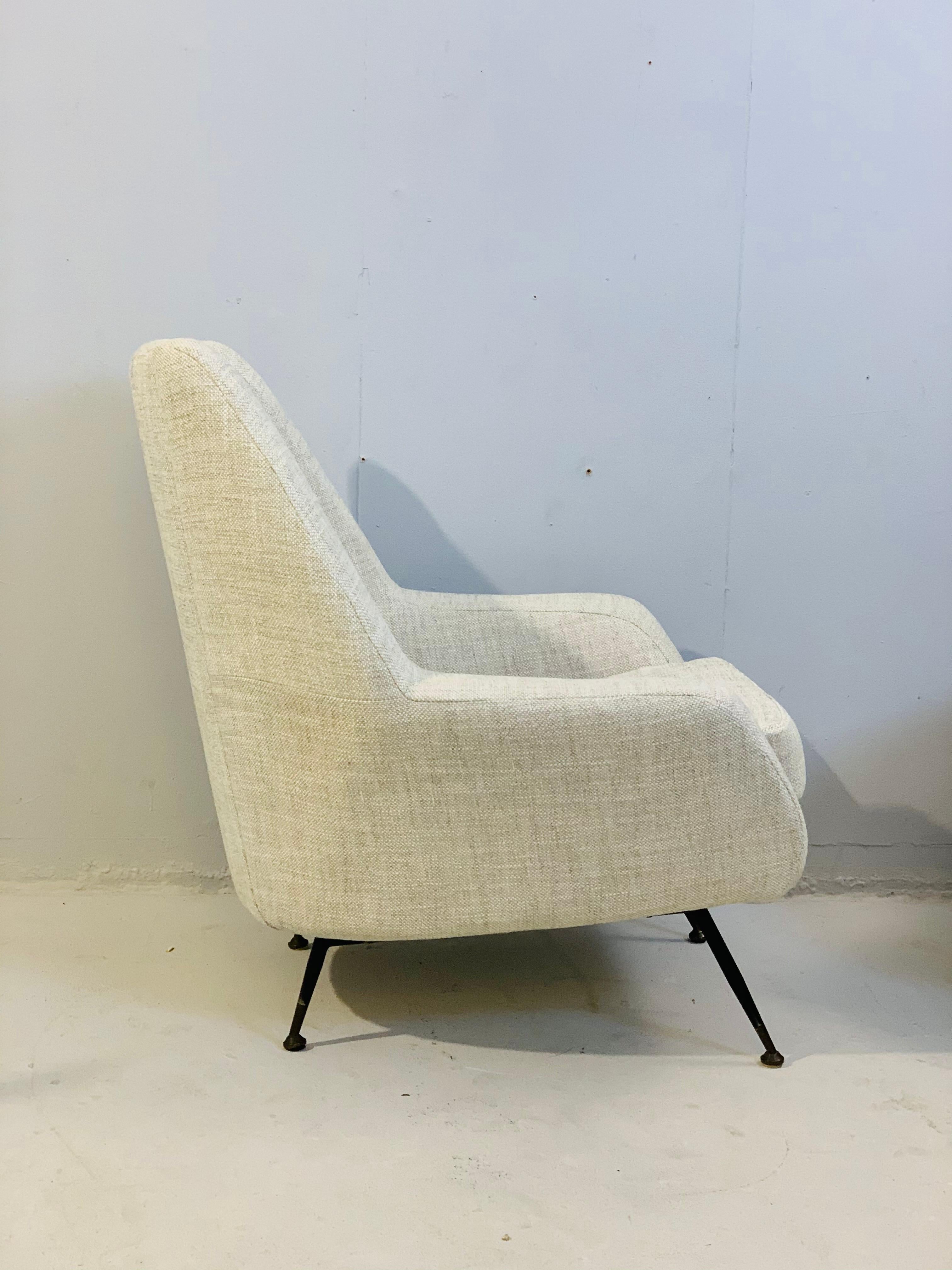 20th Century Pair of Mid-Century Modern Italian Armchairs in White Fabric, circa 1950 For Sale