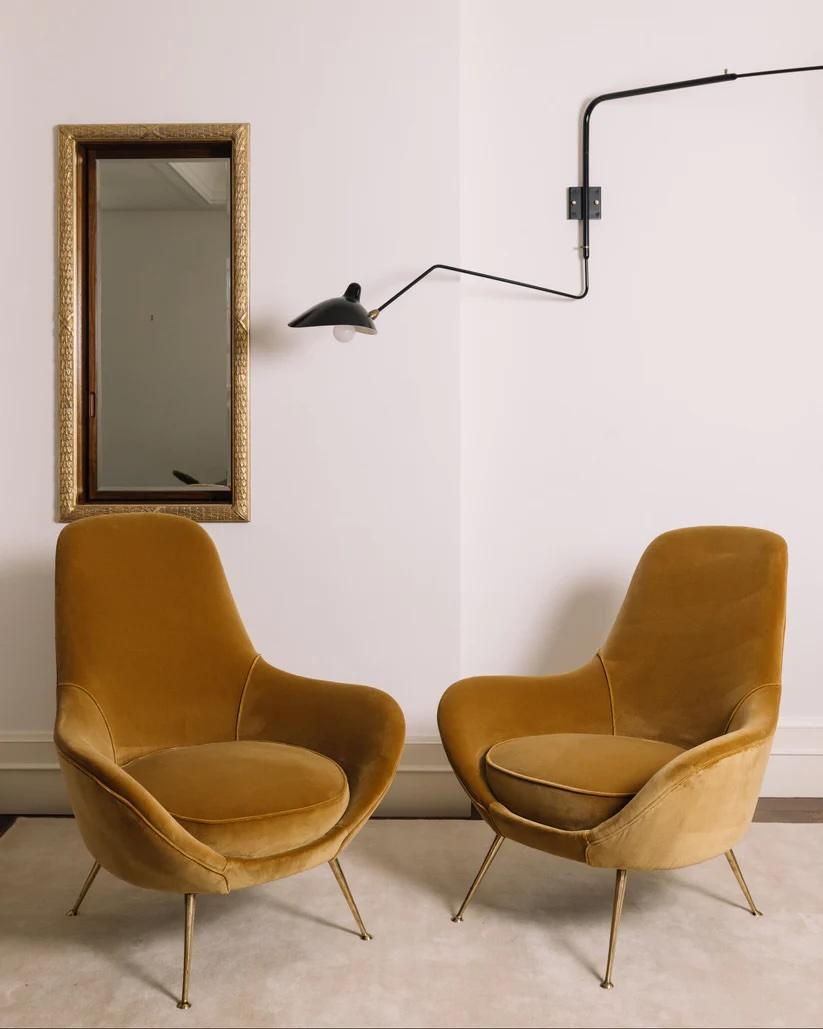 Exemple frappant de fauteuils italiens du milieu du siècle, cette paire raffinée allie des proportions élégantes à un confort luxueux. Reposant sur de fins pieds en laiton, leur silhouette sculpturale incarne la sophistication du design italien des