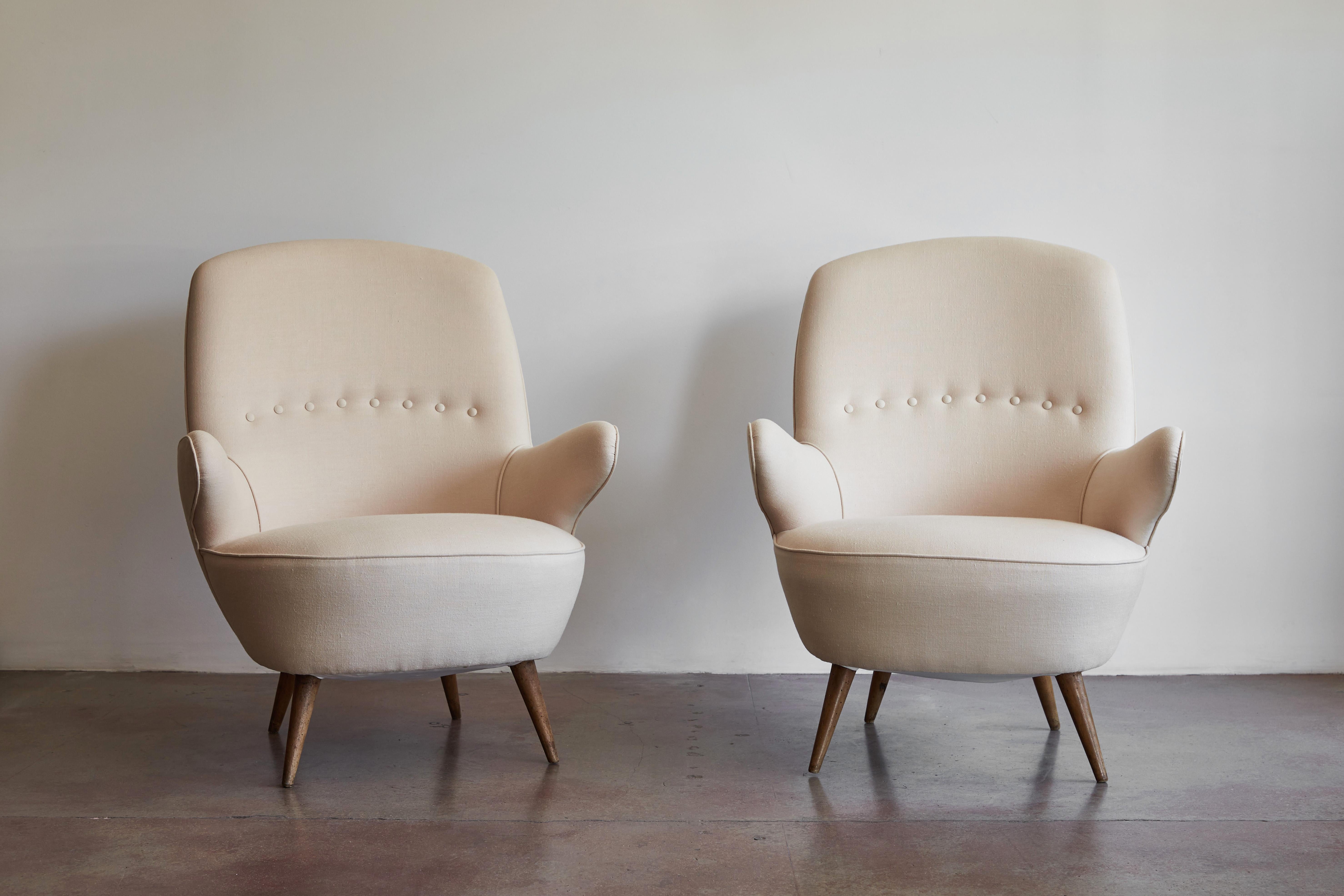 Pair of Italian armchairs newly upholstered in Belgian linen. Made in Italy, circa 1950s.

     