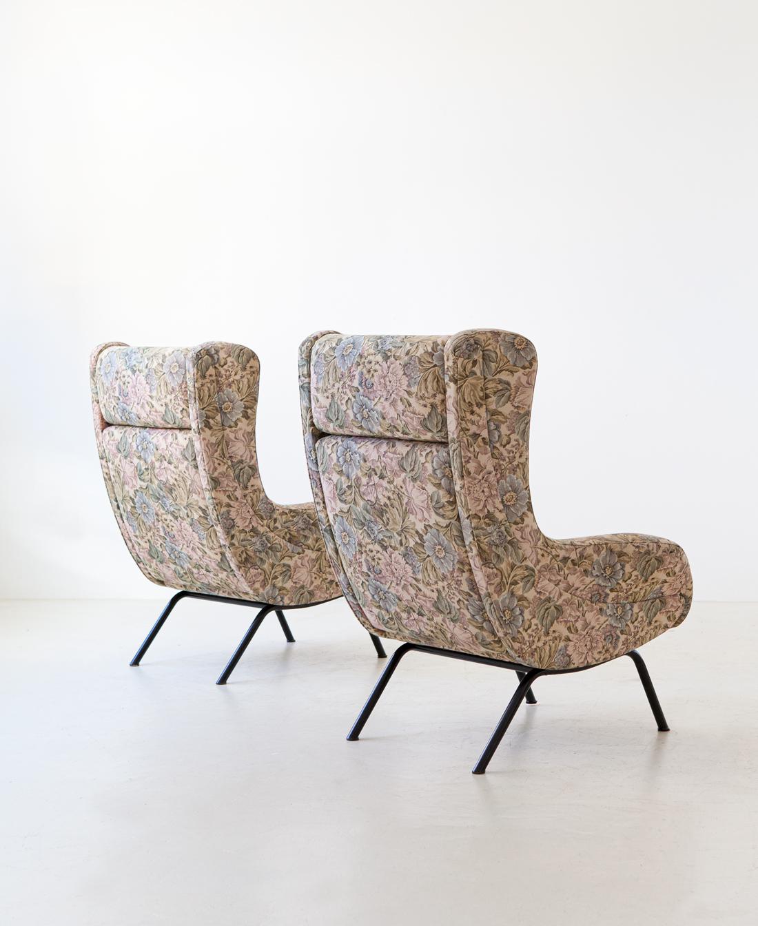 Set of two Italian lounge chairs, manufactured during the 1950s

The black enameled iron tubular legs are a Classic of modern design of the 1950s, in the seat of the armchair you can read a search for beauty and sculptural details, the design is