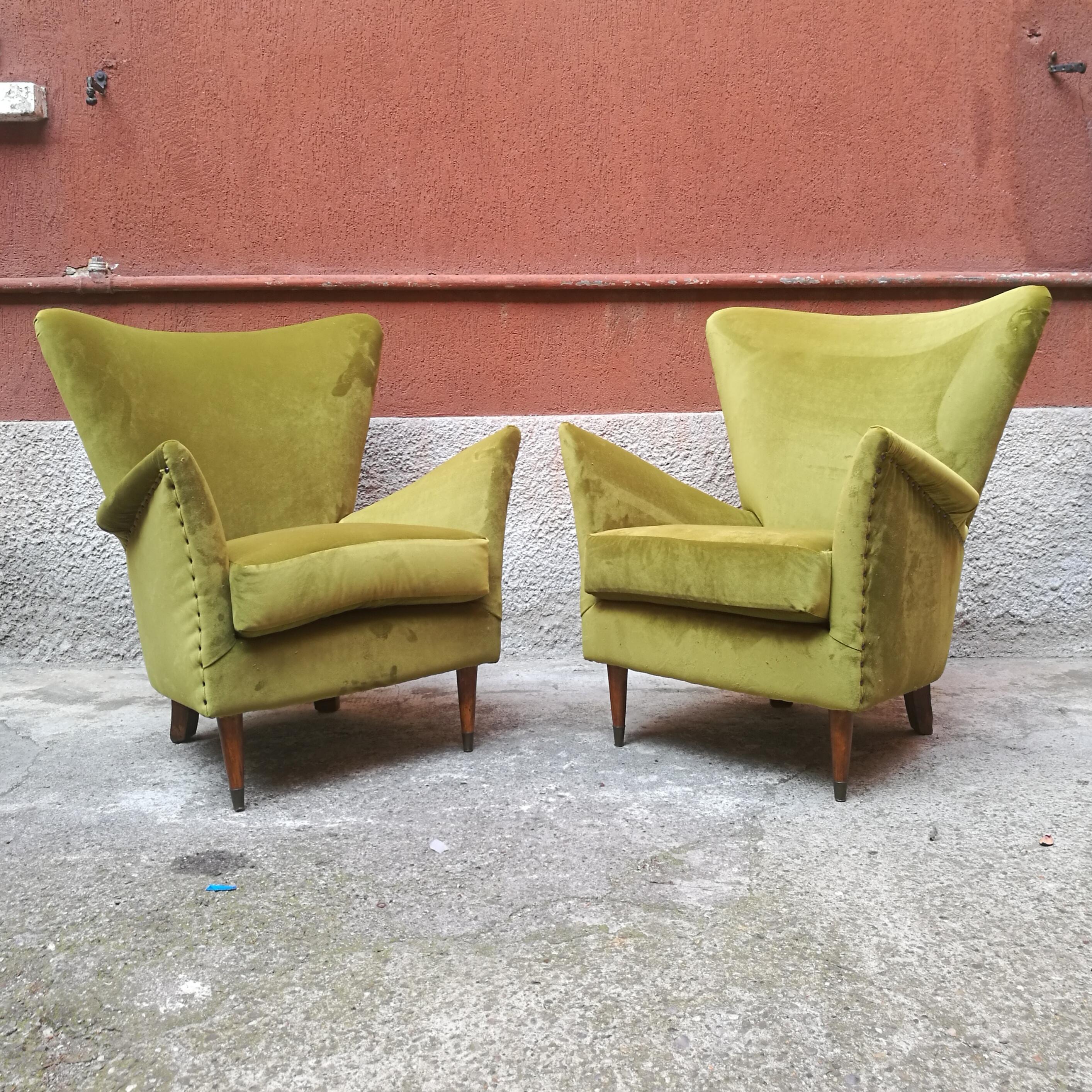 Pair of Italian armchairs from 1950s
Couple of stunning armchairs, coming from Italy, approximately from 1950, totally in the style of Gio Ponti. Upholstered in green velvet, with hubcaps on the back and four wooden legs with brass details, the