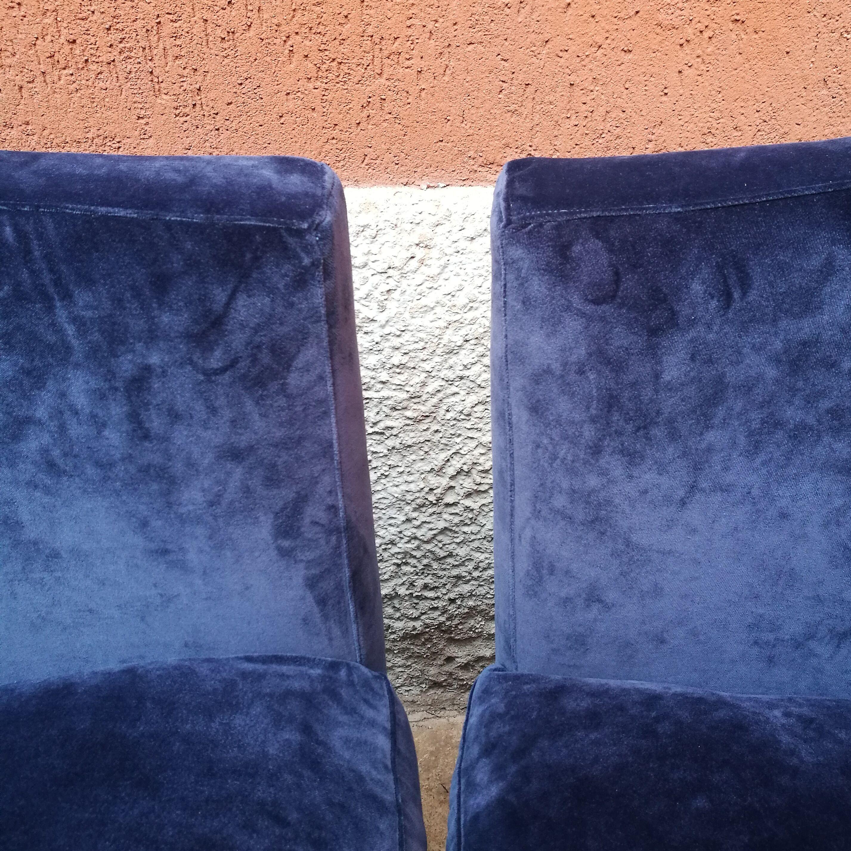 Pair of Italian Armchairs in Blue Velvet, 1970s im Zustand „Gut“ in MIlano, IT
