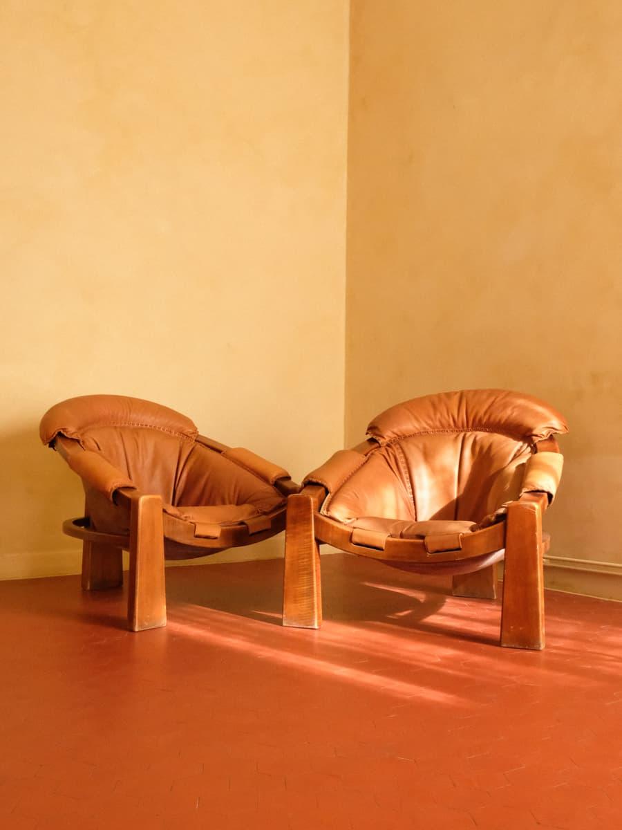 Pair of Italian armchairs in camel leather made in the workshop of designer Luciano Frigerio (1928-1999), 1970s, 85 x 79 x 93 cm.

This pair of armchairs represent the epitome of timeless elegance and impeccable craftsmanship, embodying the spirit