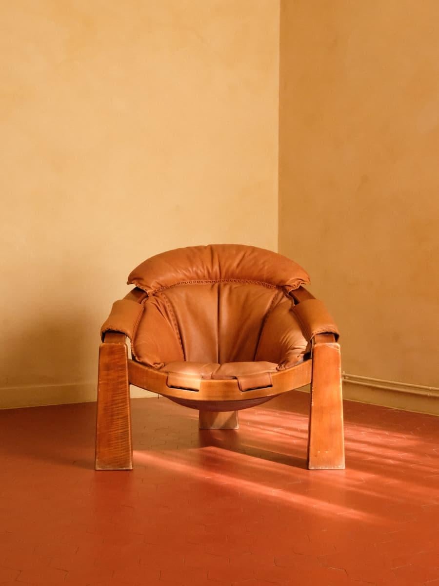 Pair of Italian armchairs in camel leather by Luciano Frigerio, 1970s In Good Condition In MARSEILLE, FR