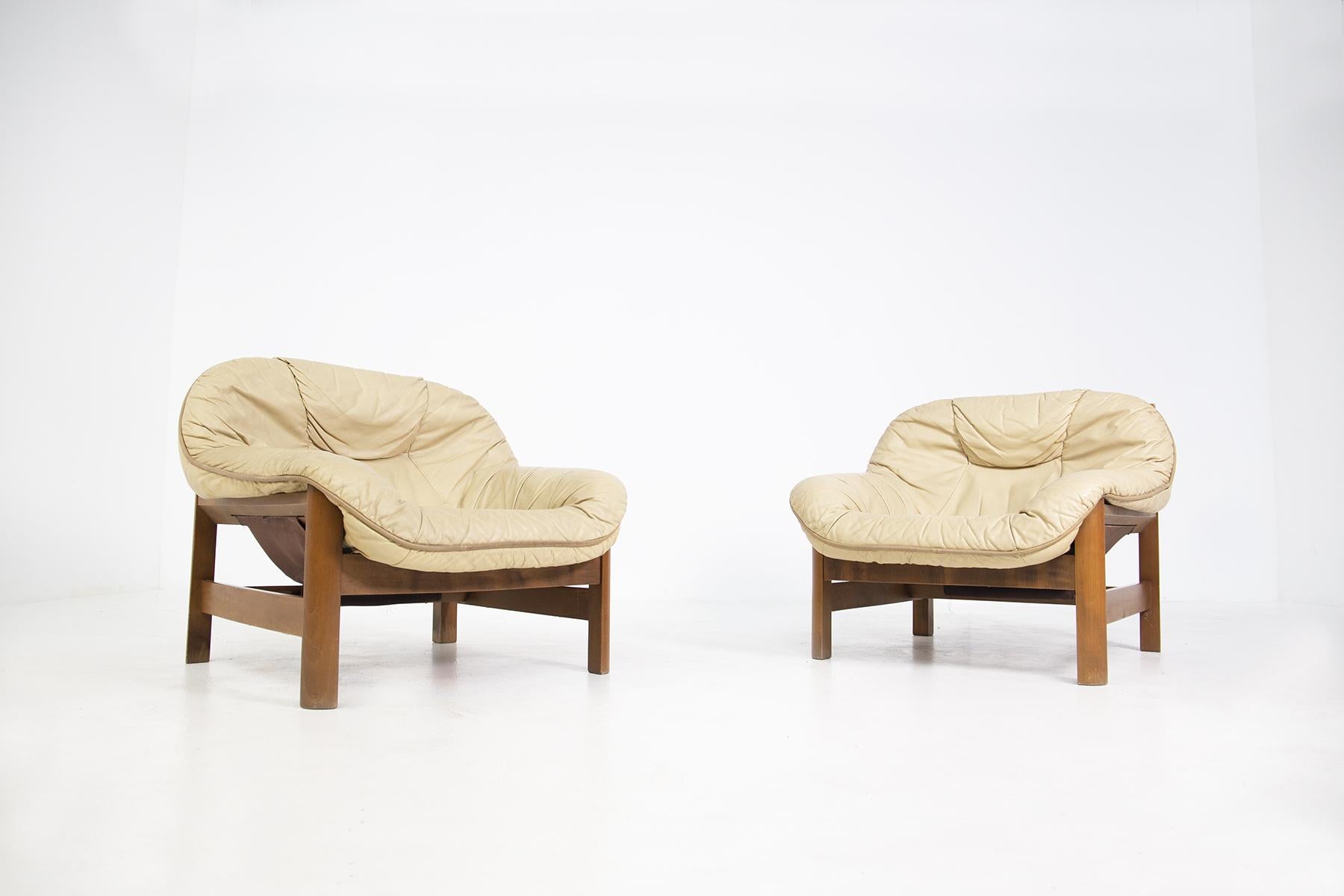 Pair of Italian Armchairs in Leather Beige and Wood 2