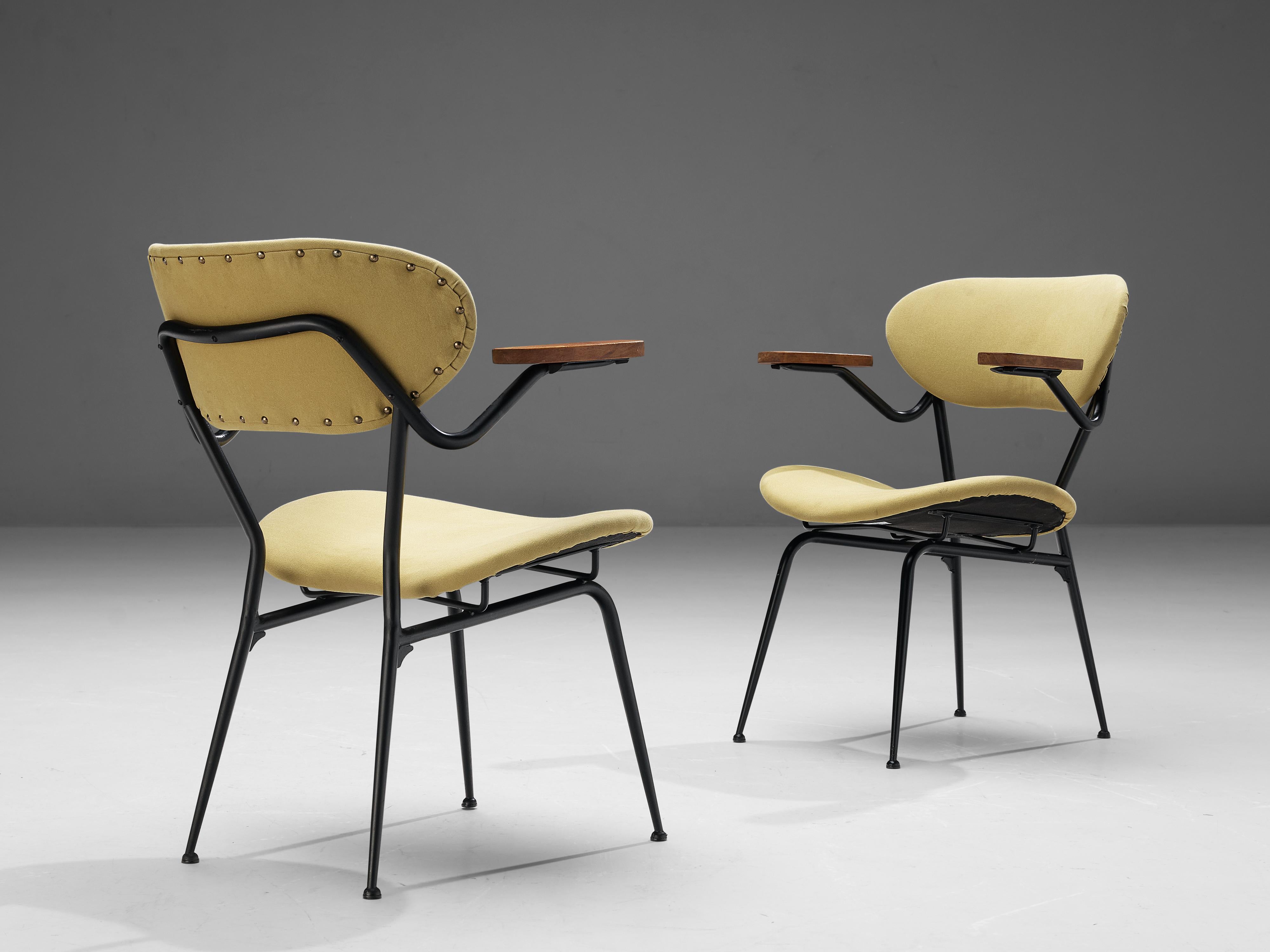 Paar Sessel, Metall, Holz, Stoff, Messing, Italien, 1960er Jahre

Diese italienischen Sessel haben ein elegantes schwarzes Metallgestell mit Armlehnen aus Holz. Das leichte Gestell in Kombination mit der ovalen Sitz- und Rückenfläche verleiht den