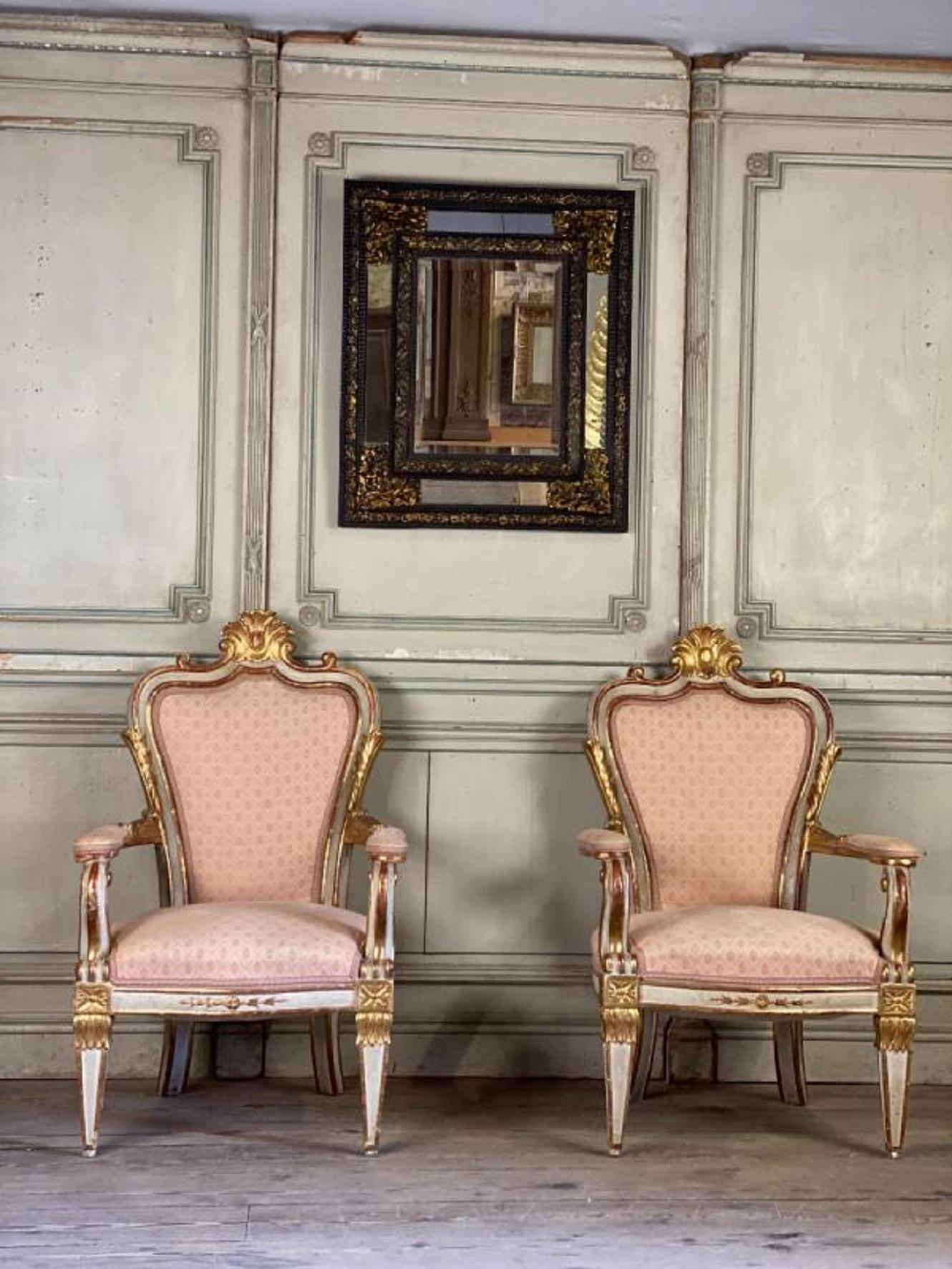 Pair of Italian Armchairs in Sculpted Giltwood For Sale 1