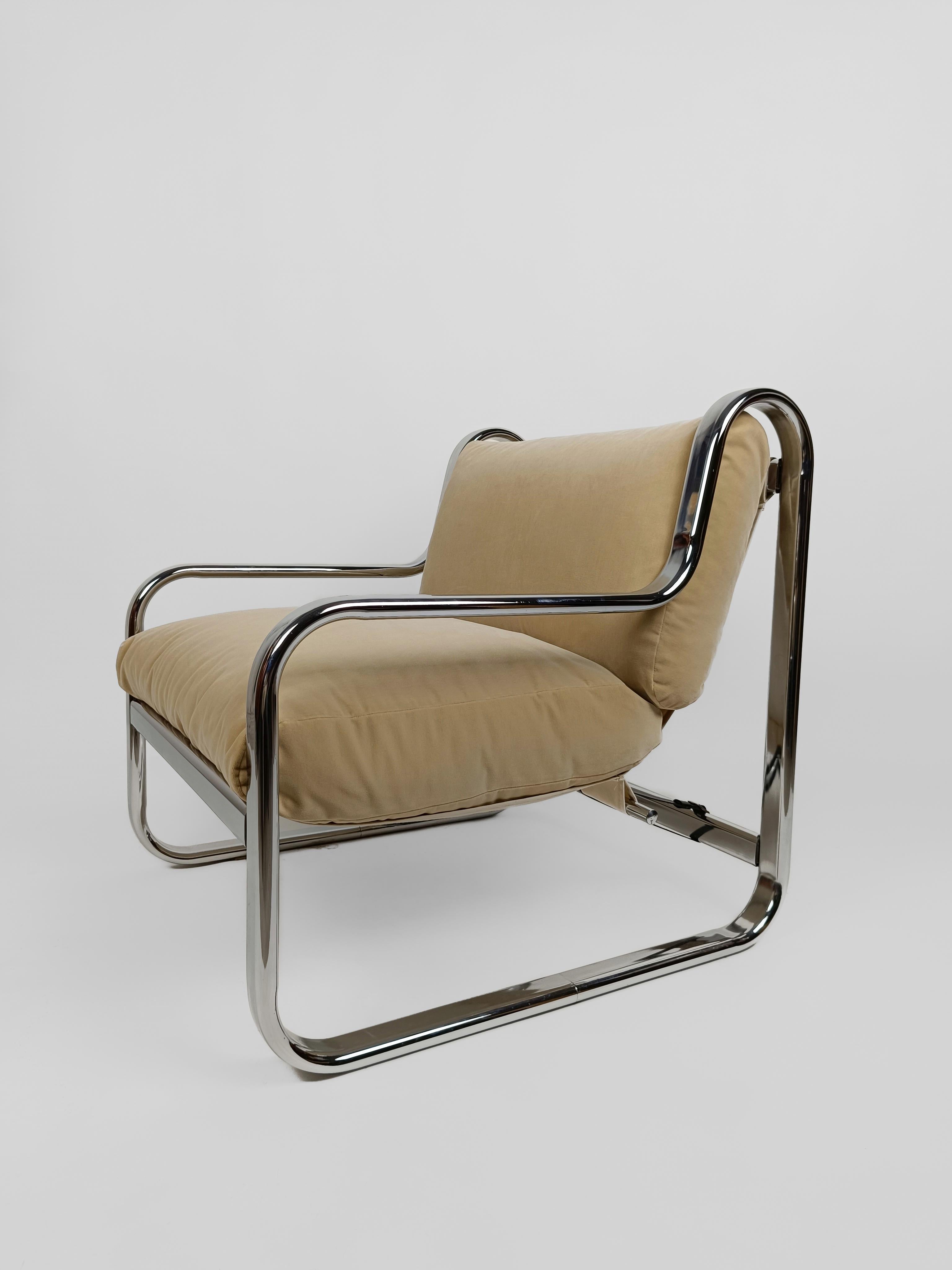 Set of 2 splendid armchairs probably made in Italy and datable around the 1970s.
The Modernist structure of these vintage armchairs is an essential reinterpretation, which retains the shape of the classic 