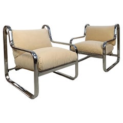 Paire de fauteuils italiens en acier tubulaire chromé et étagère beige, années 1970 