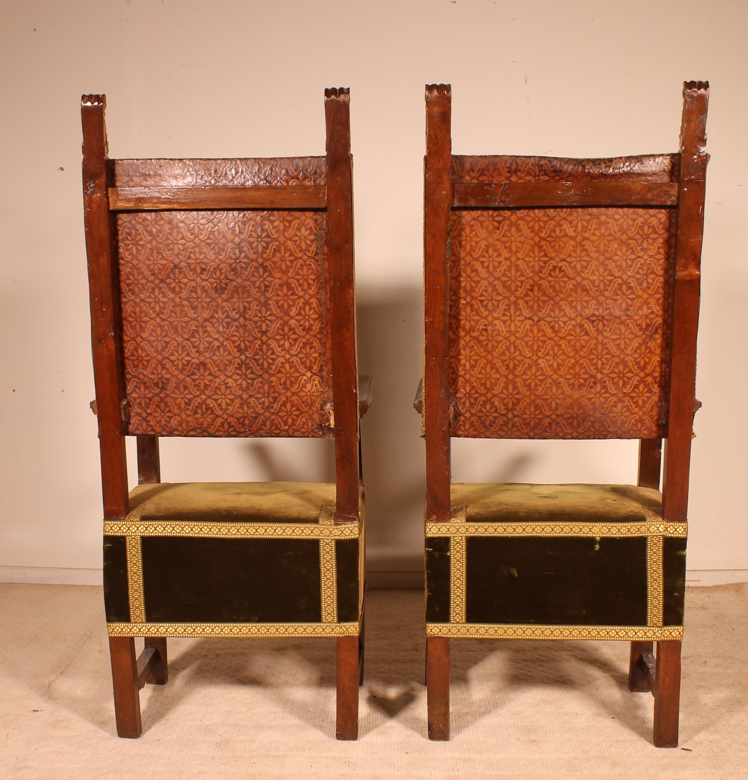 Pair of Italian Armchairs in Walnut circa 1600-Renaissance Period In Good Condition For Sale In Brussels, Brussels