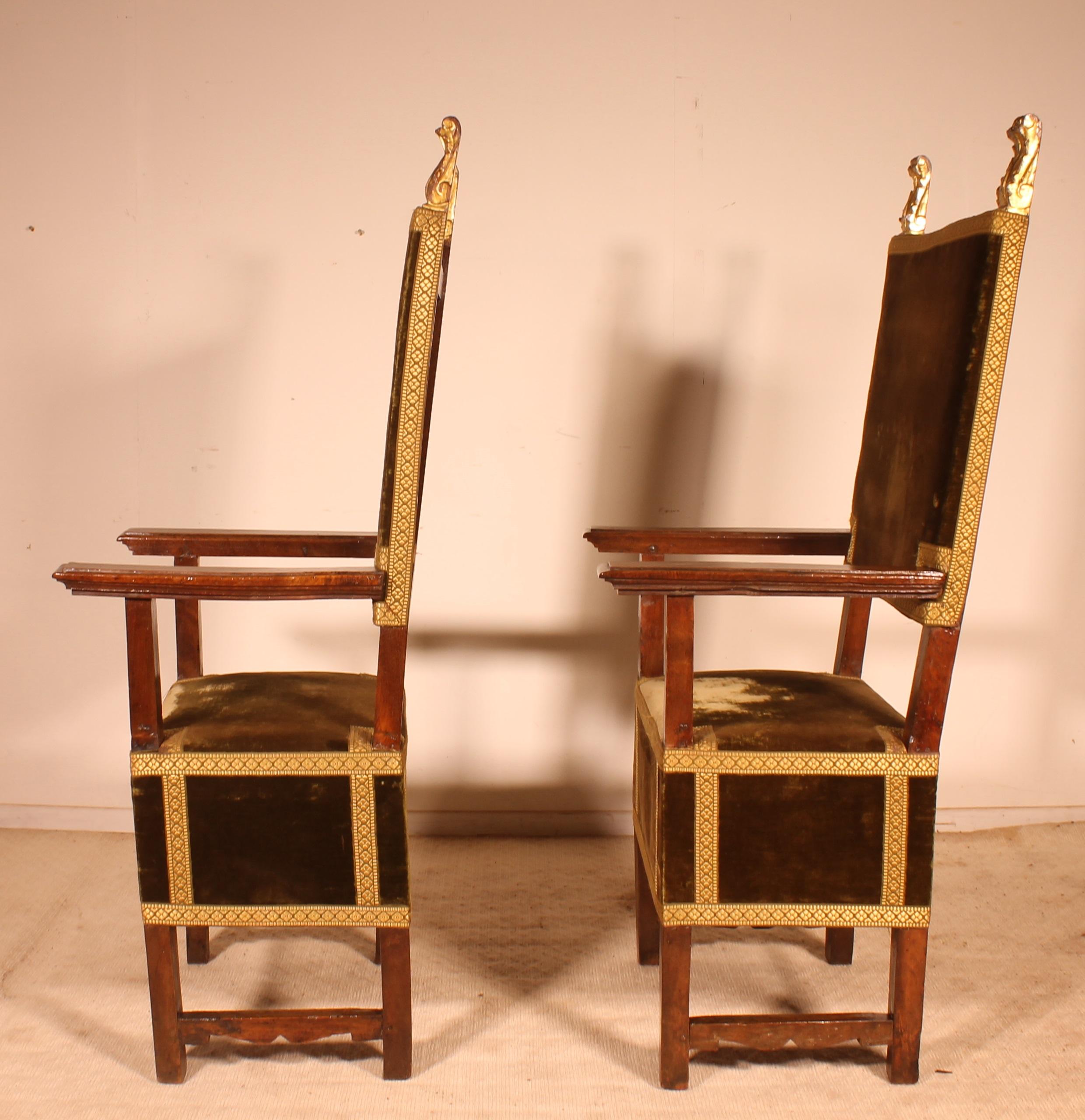 18th Century and Earlier Pair of Italian Armchairs in Walnut circa 1600-Renaissance Period For Sale