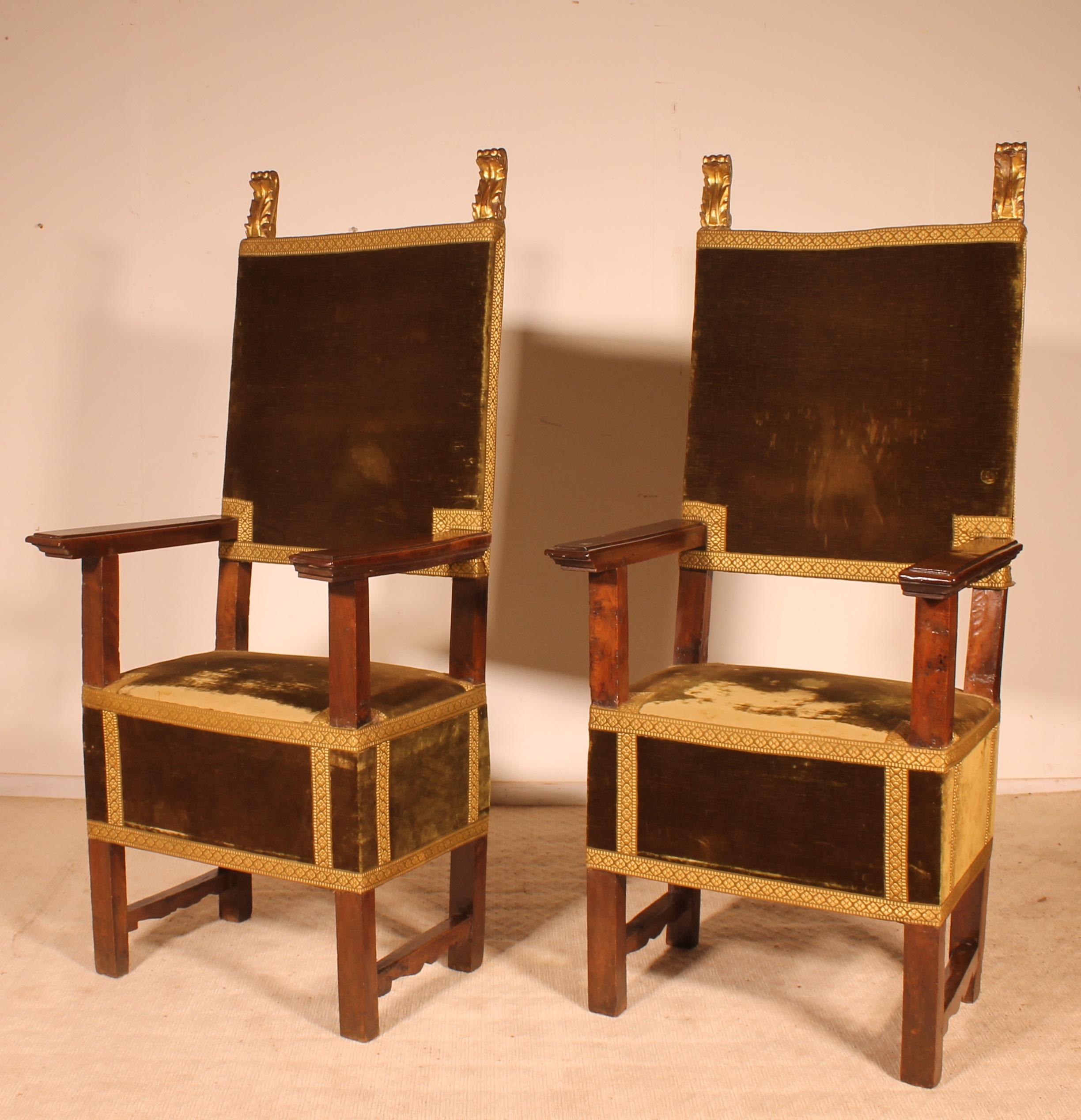 Pair of Italian Armchairs in Walnut circa 1600-Renaissance Period For Sale 1