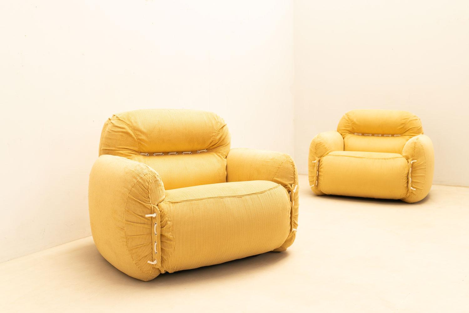 Pair of italian armchairs in yellow velvet, 1970s For Sale 3