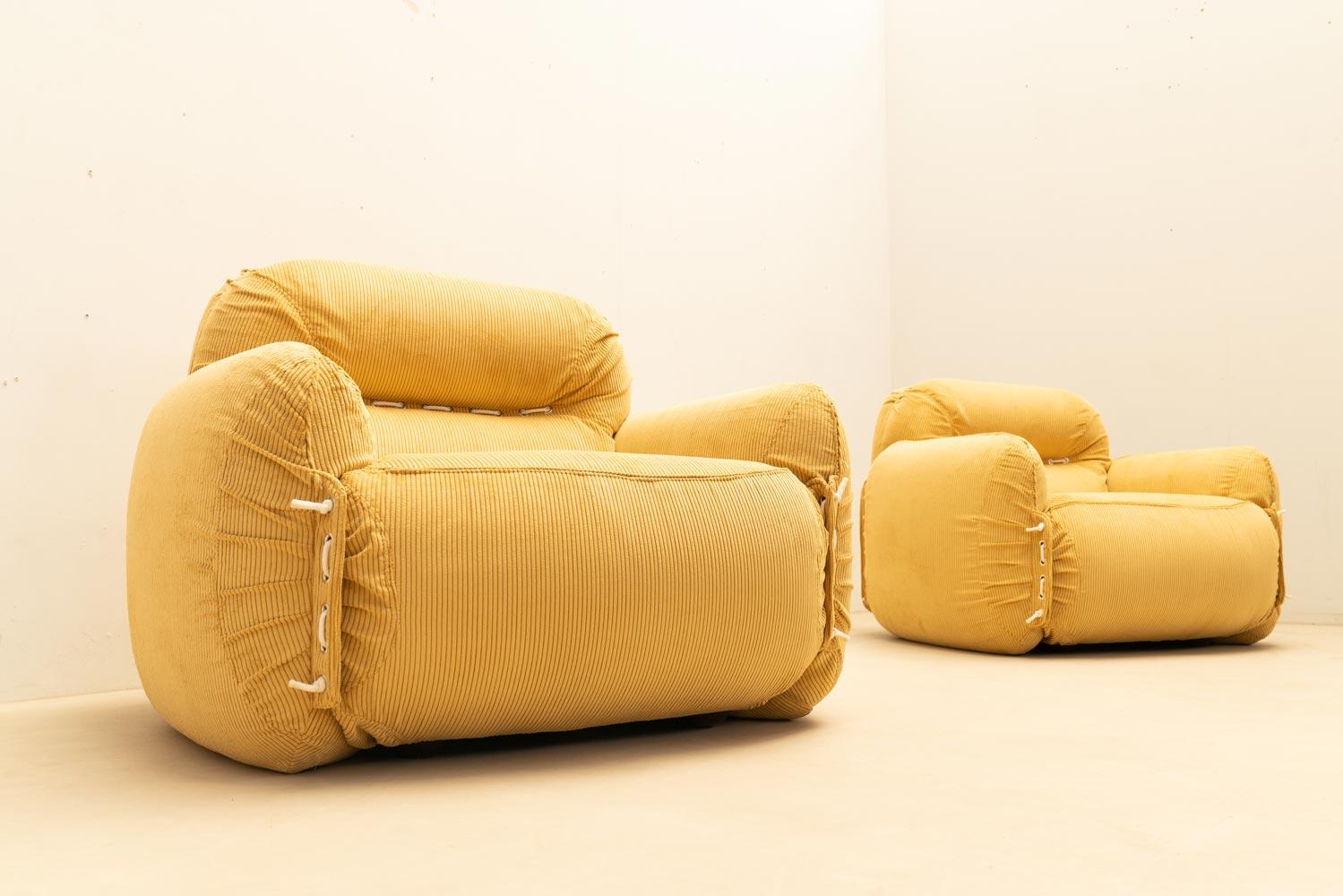 Pair of italian armchairs in yellow velvet, 1970s For Sale 6