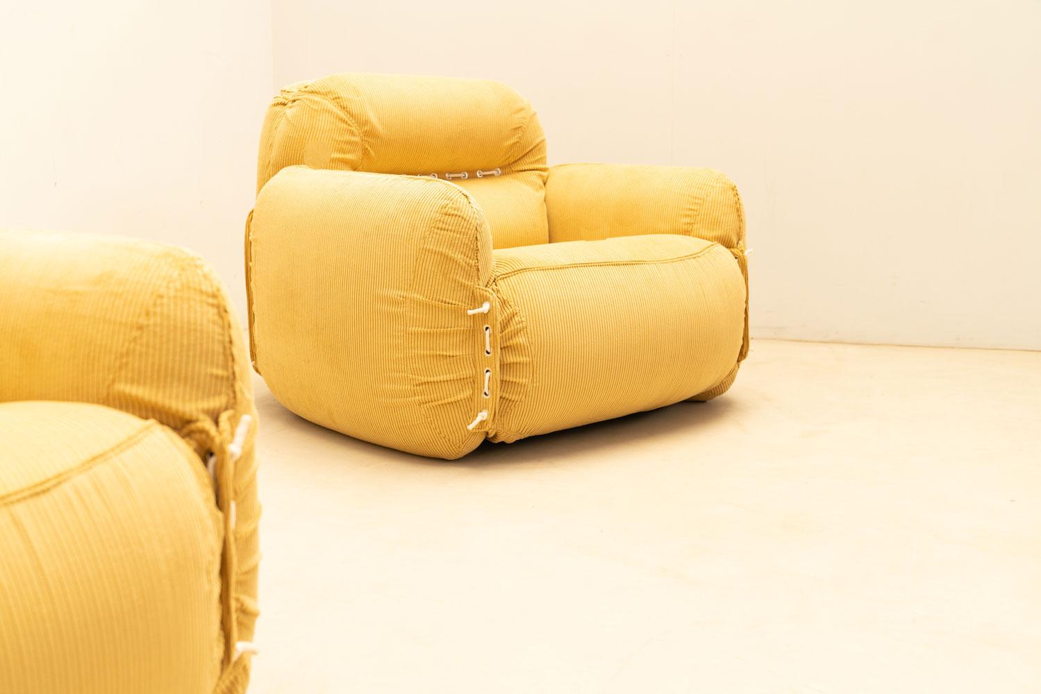 Pair of italian armchairs in yellow velvet, 1970s For Sale 7