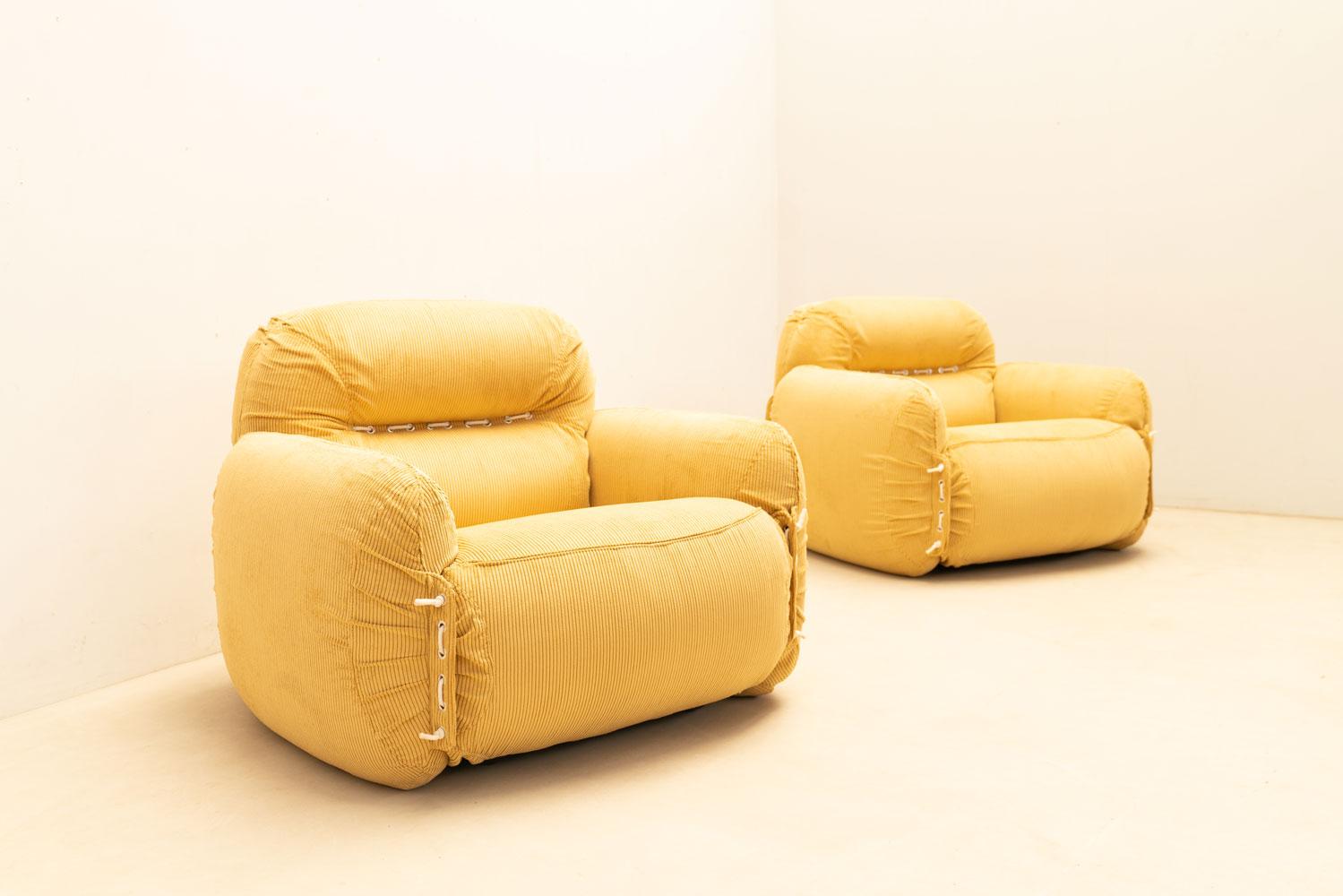 Pair of italian armchairs in yellow velvet, 1970s For Sale 9
