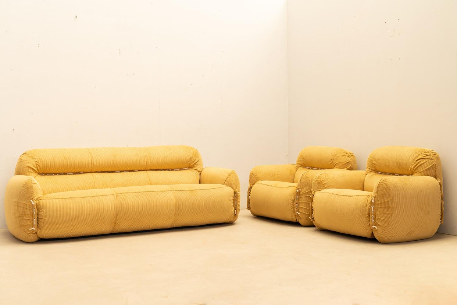 Pair of italian armchairs in yellow velvet, 1970s For Sale 10