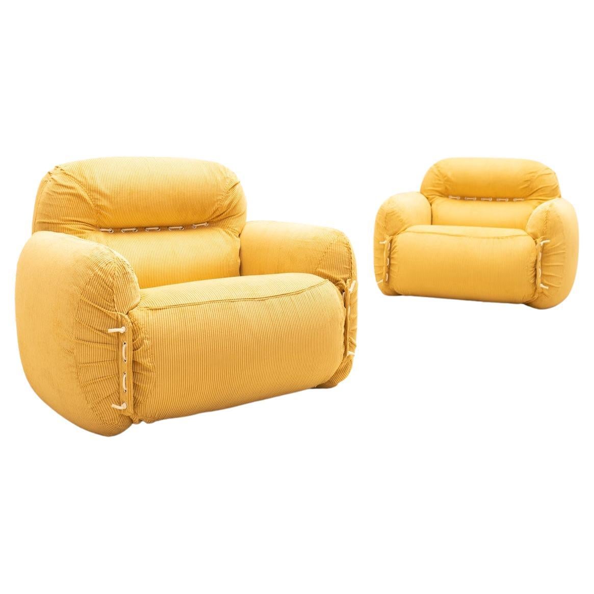 A very comfortable design with eye-catching colors, these 1970s Italian armchairs have been recently upholstered in vibrant yellow corduroy. Their generous shape invites you to sit and lounge, offering ultimate comfort. Rope detailing along the