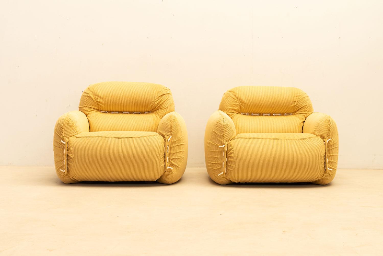 Italian Pair of italian armchairs in yellow velvet, 1970s For Sale