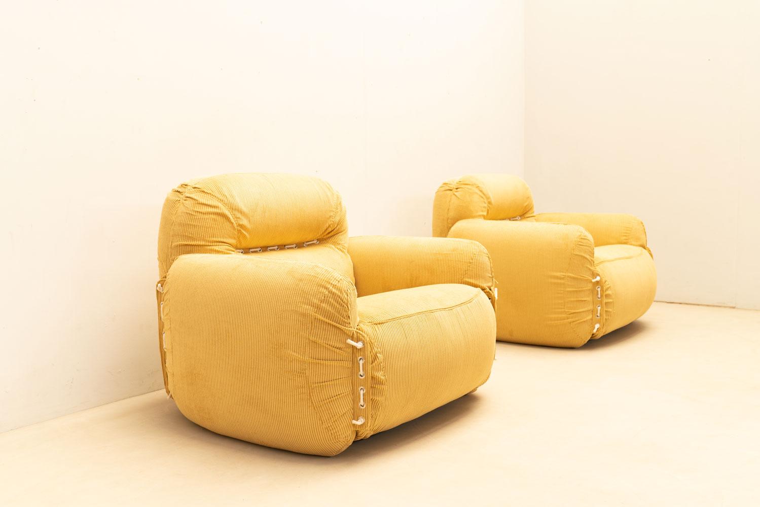 Paar italienische Sessel aus gelbem Samt, 1970er Jahre (Ende des 20. Jahrhunderts) im Angebot