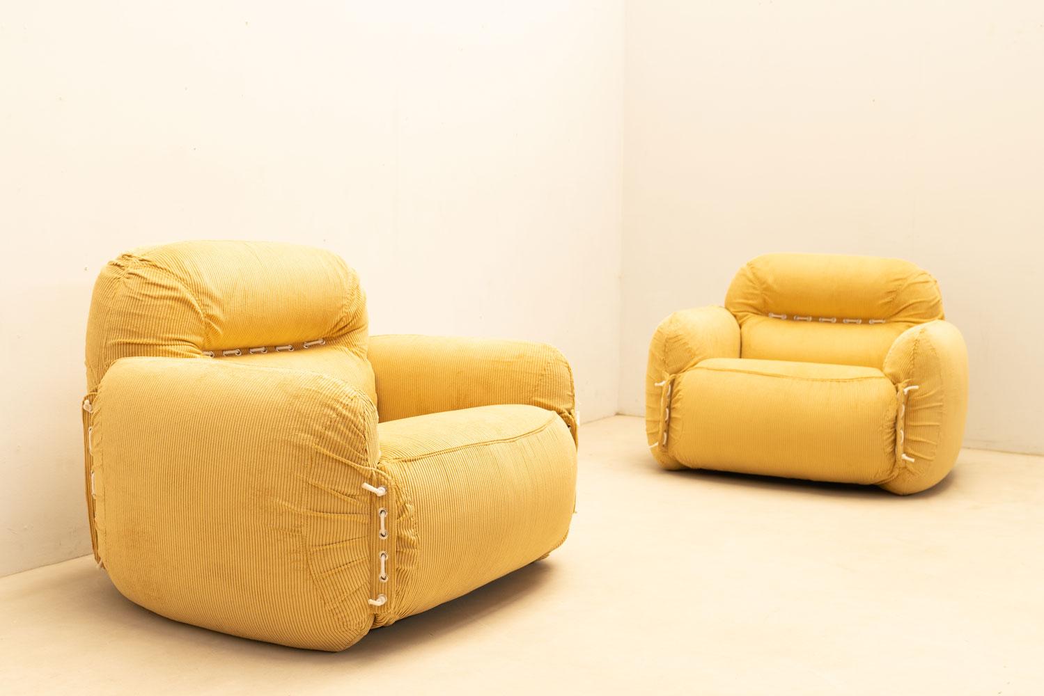Velvet Pair of italian armchairs in yellow velvet, 1970s For Sale