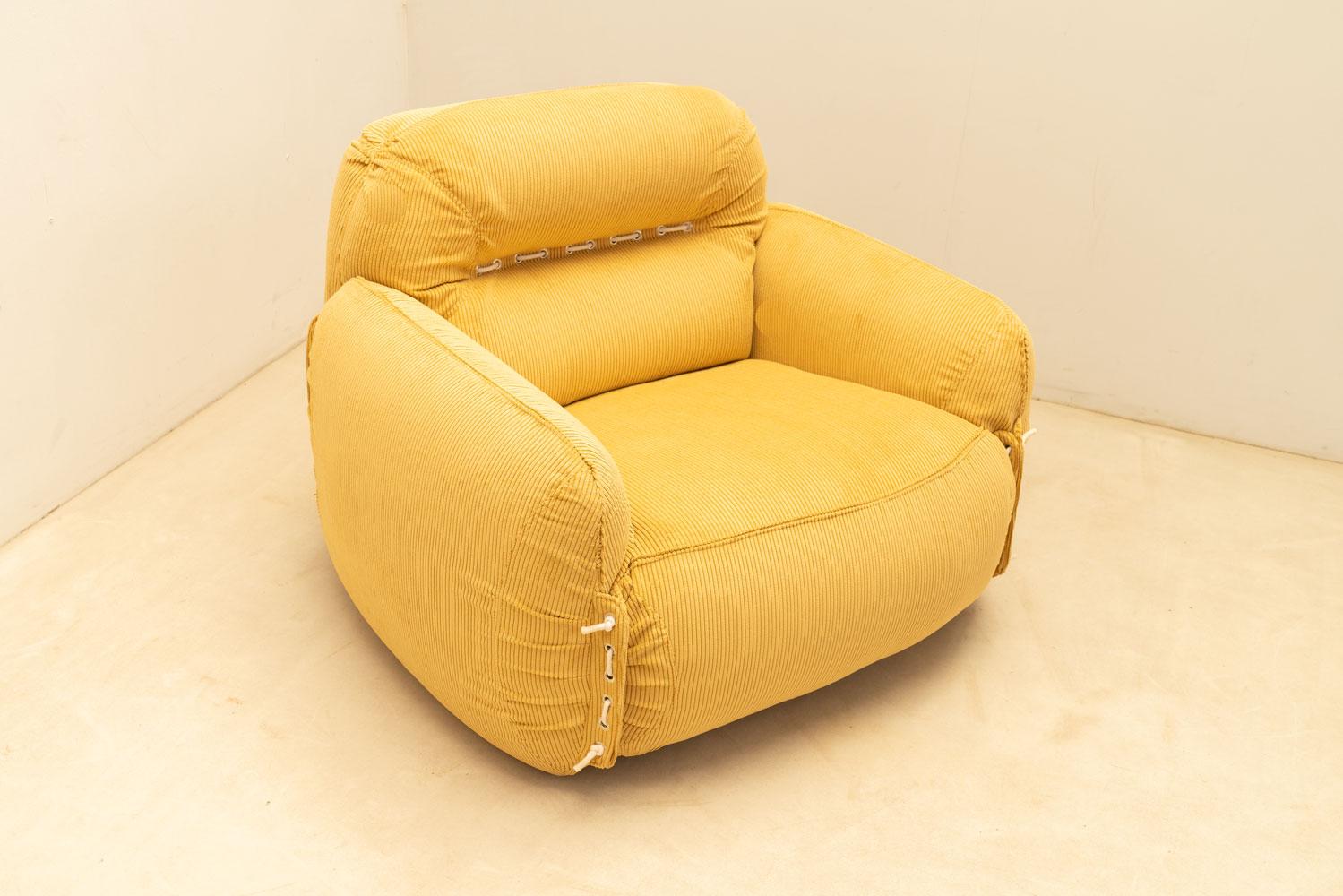 Pair of italian armchairs in yellow velvet, 1970s For Sale 1
