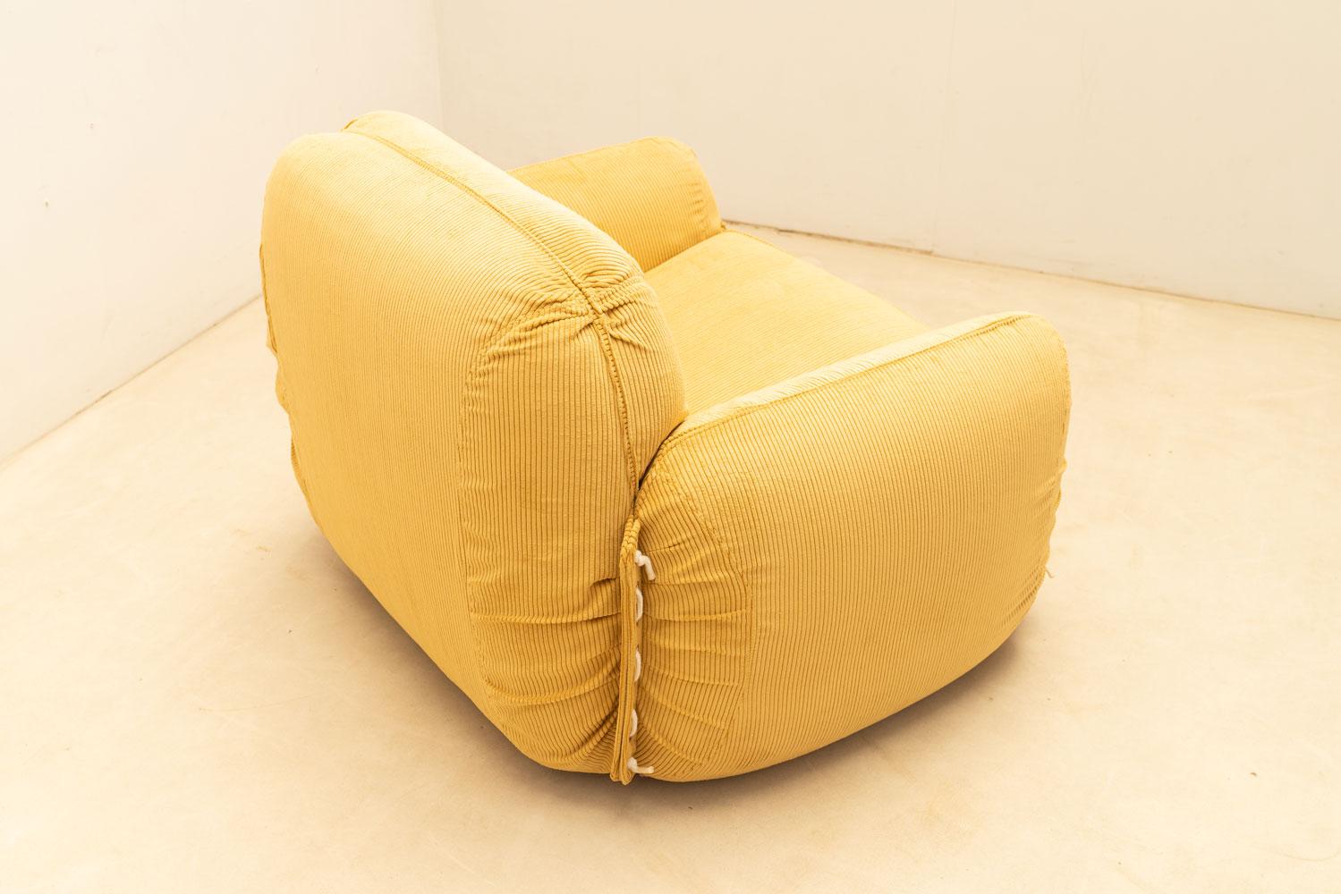 Pair of italian armchairs in yellow velvet, 1970s For Sale 2