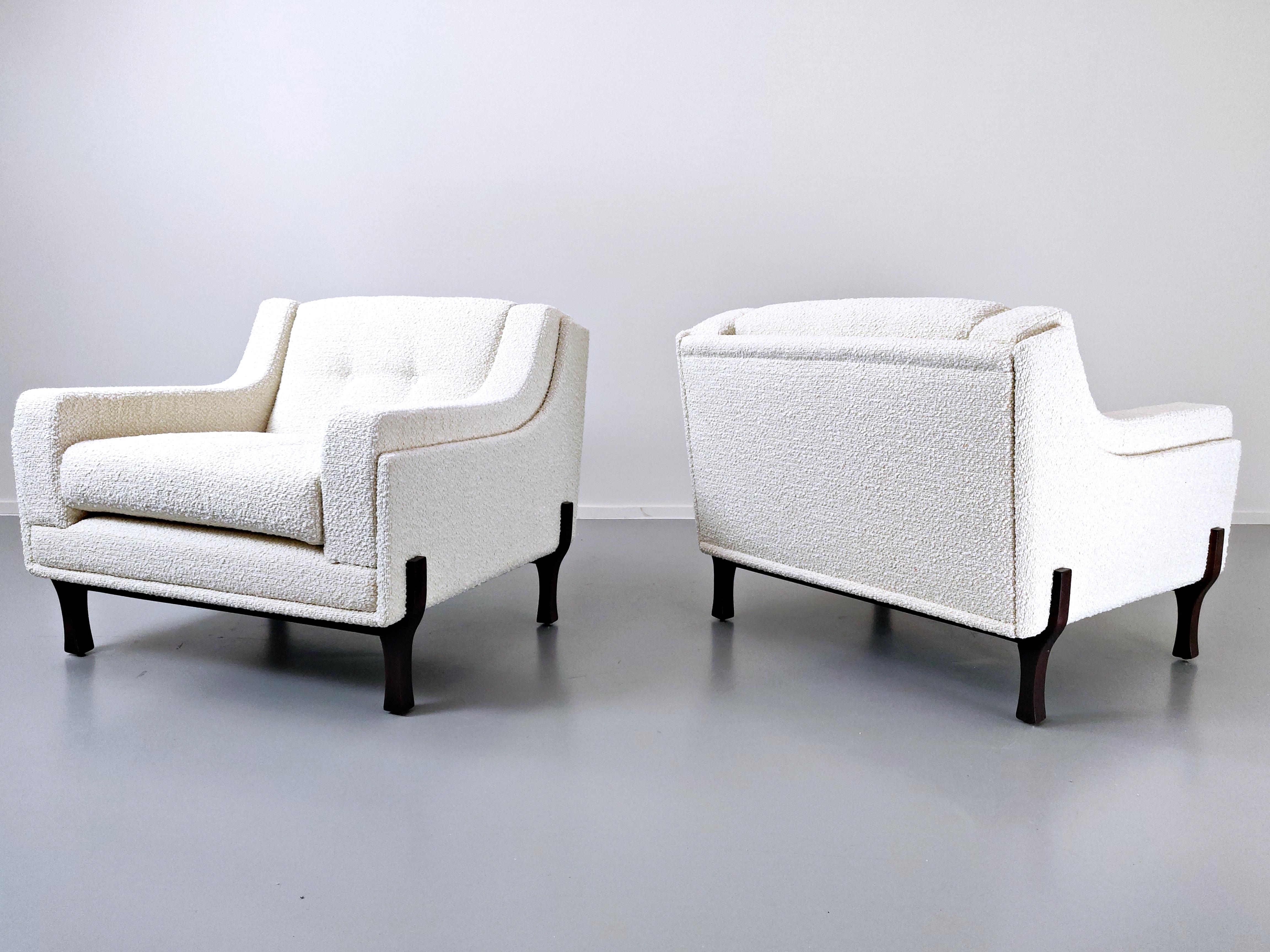 Pair of Italian Mid-Century Modern  Armchairs, New Upholstery- White Fabric  In Good Condition In Brussels, BE