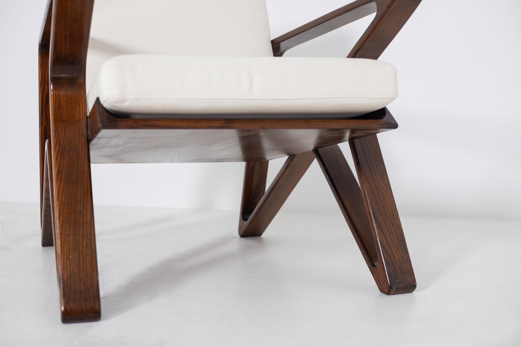 Pair of Italian Armchairs of the 20th Century in White Cotton and Walnut Wood 5