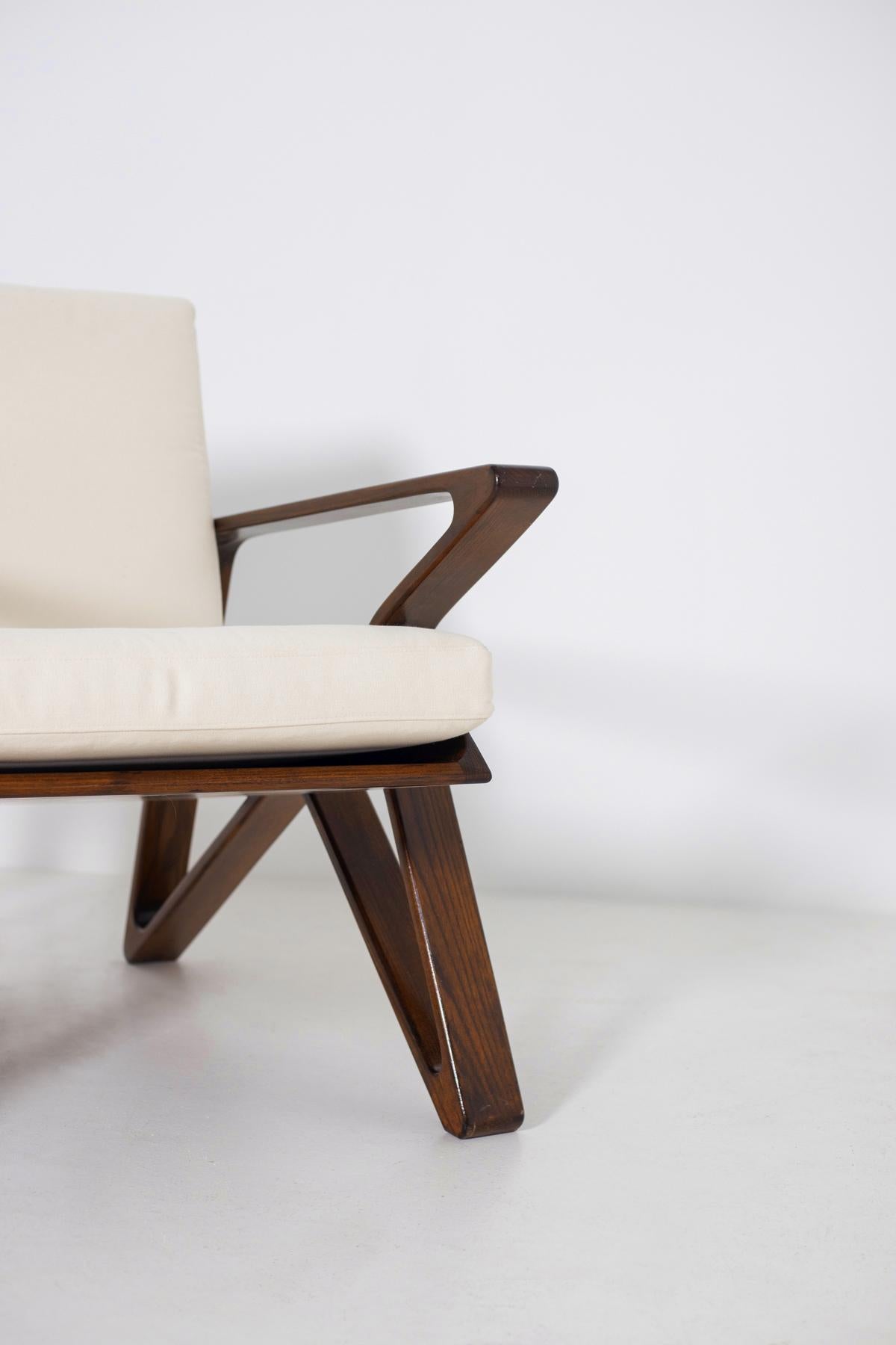 Pair of Italian Armchairs of the 20th Century in White Cotton and Walnut Wood 6