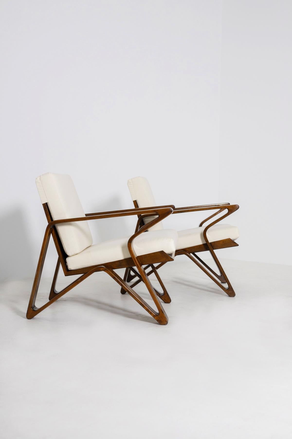 Modern Pair of Italian Armchairs of the 20th Century in White Cotton and Walnut Wood