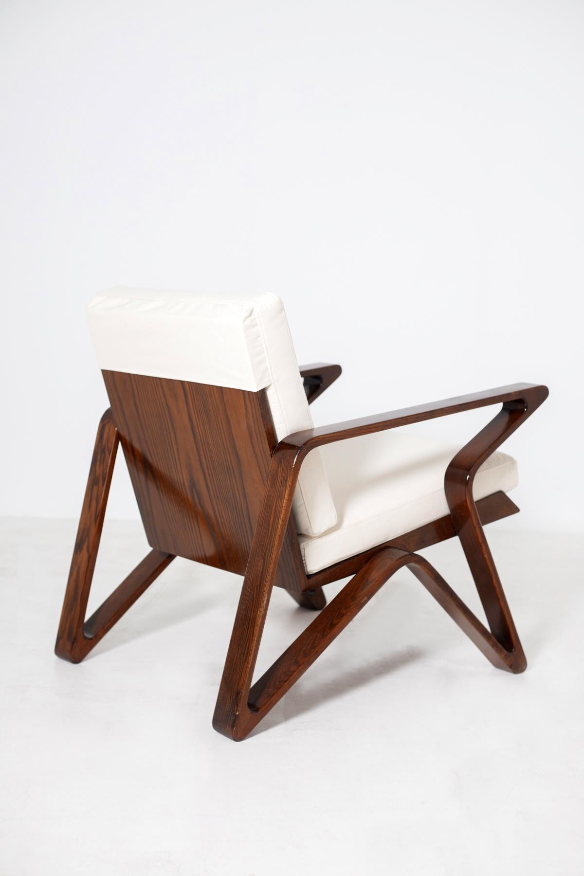 Pair of Italian Armchairs of the 20th Century in White Cotton and Walnut Wood 2