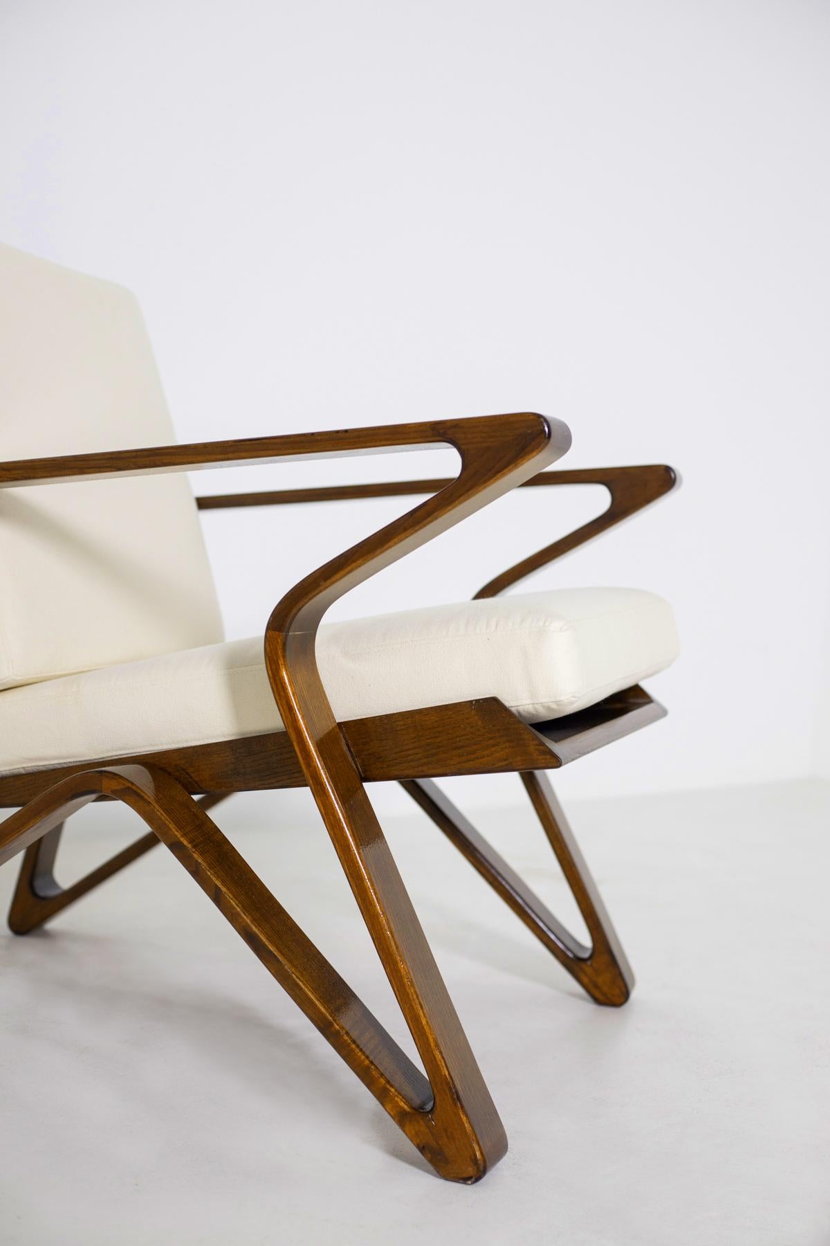 Pair of Italian Armchairs of the 20th Century in White Cotton and Walnut Wood 3